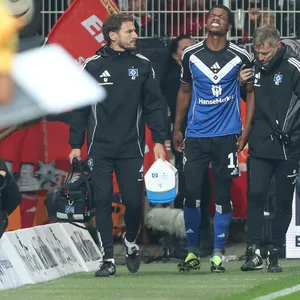 HSV-Abwehrspieler Warmed Omari wird in Berlin verletzt vom Feld geführt.