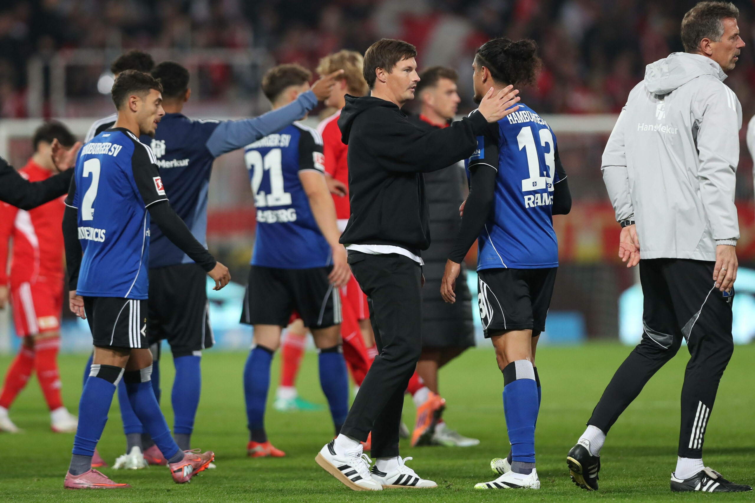 Merlin Polzin setzt zur Umarmung mit Guilherme Ramos an