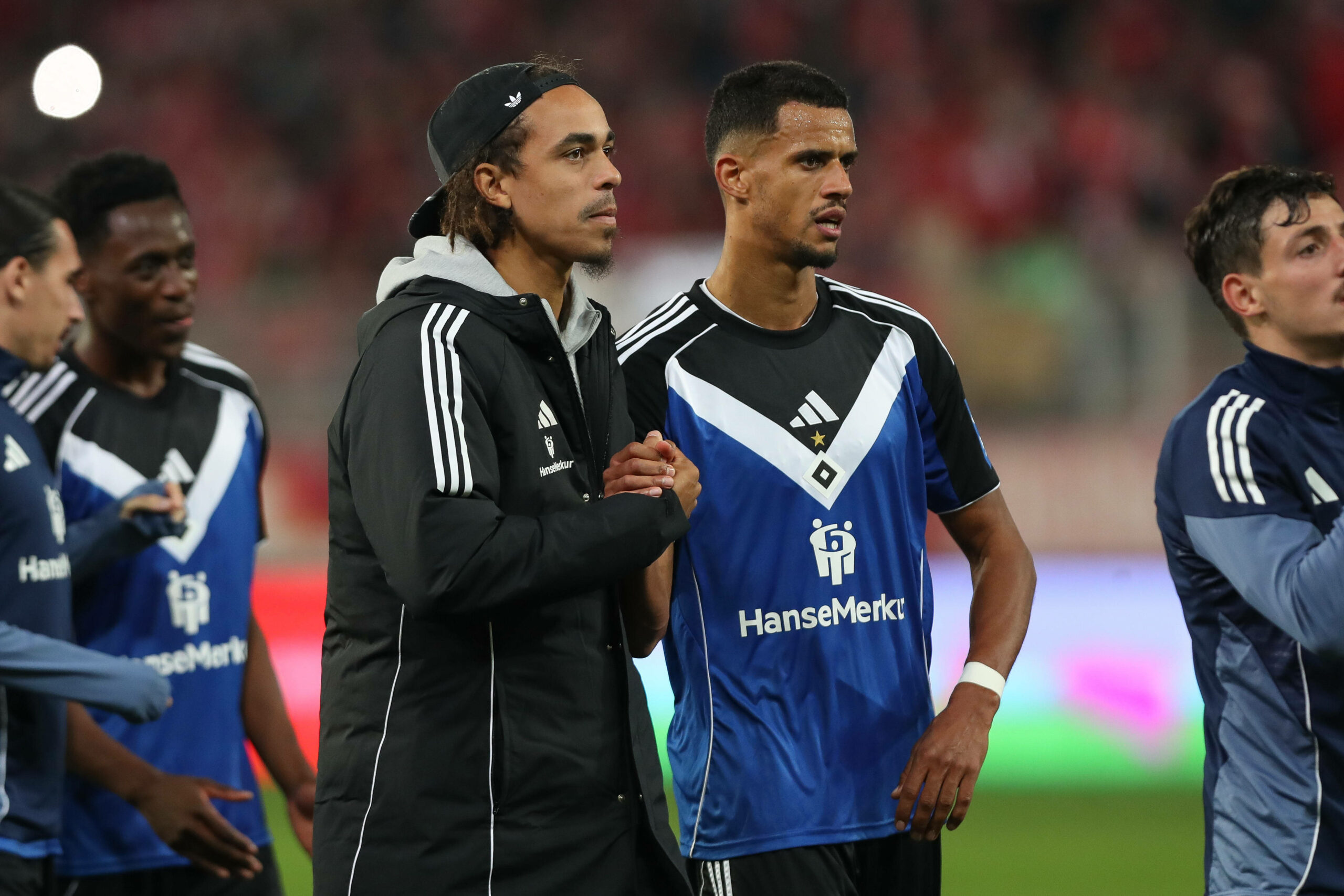 Robert Glatzel und Yussuf Poulsen schütteln sich die Hand