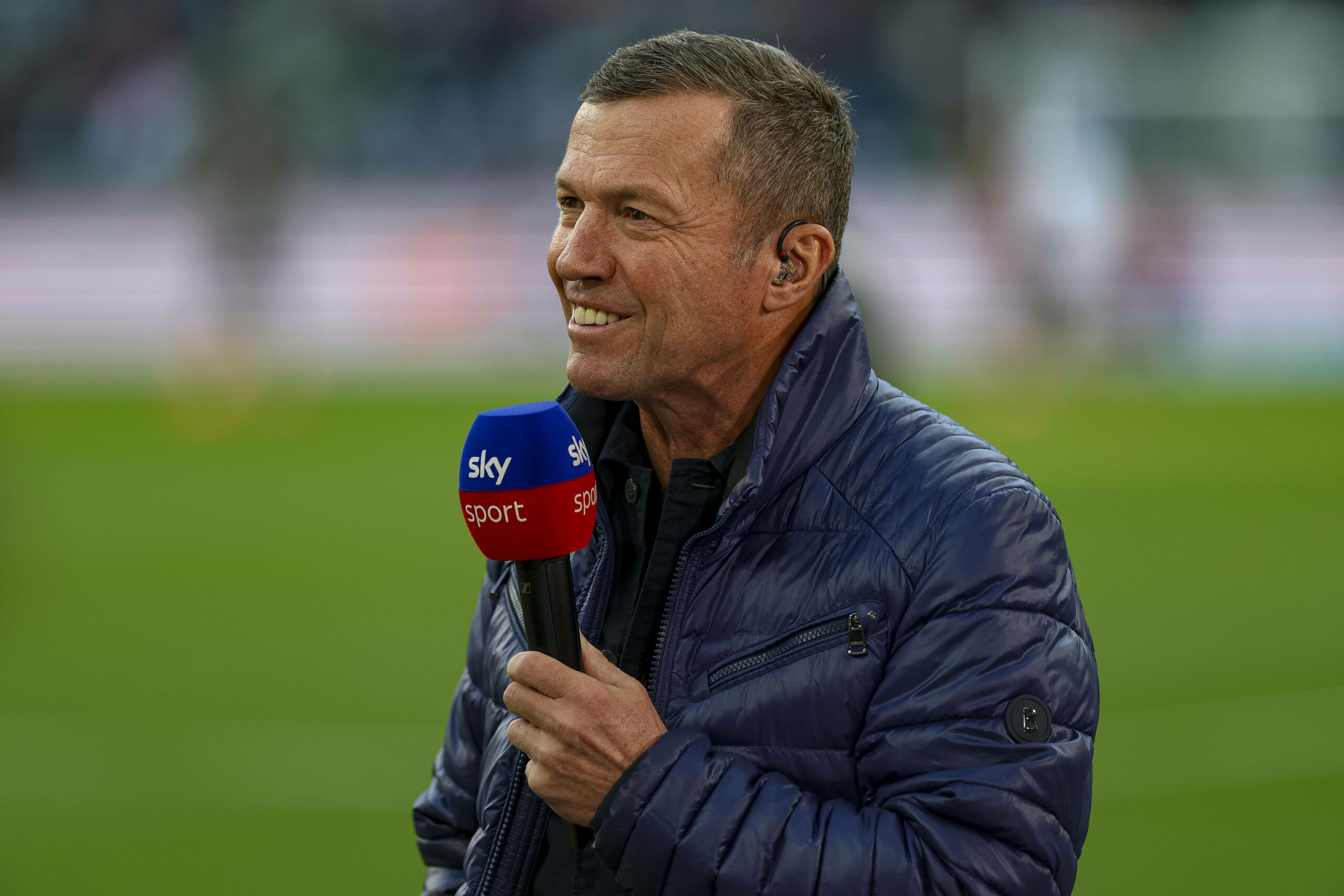 Lothar Matthäus lächelnd am Sky-Mikrofon.