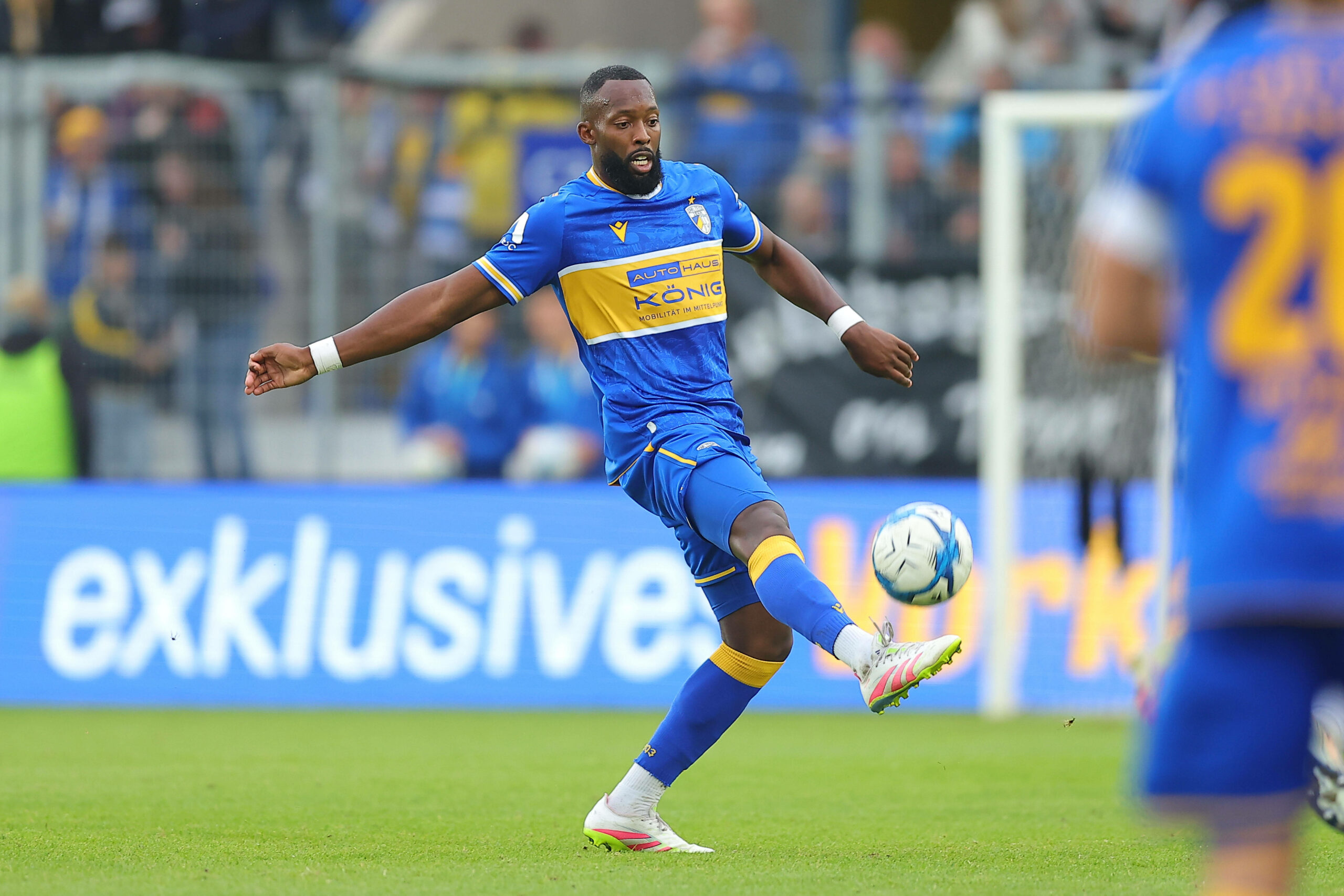 Regionalliga Nordost: Manasse Eshele (FC Carl Zeiss Jena) im Heimspiel gegen Chemnitzer FC im Ernst-Abbe-Sportfeld