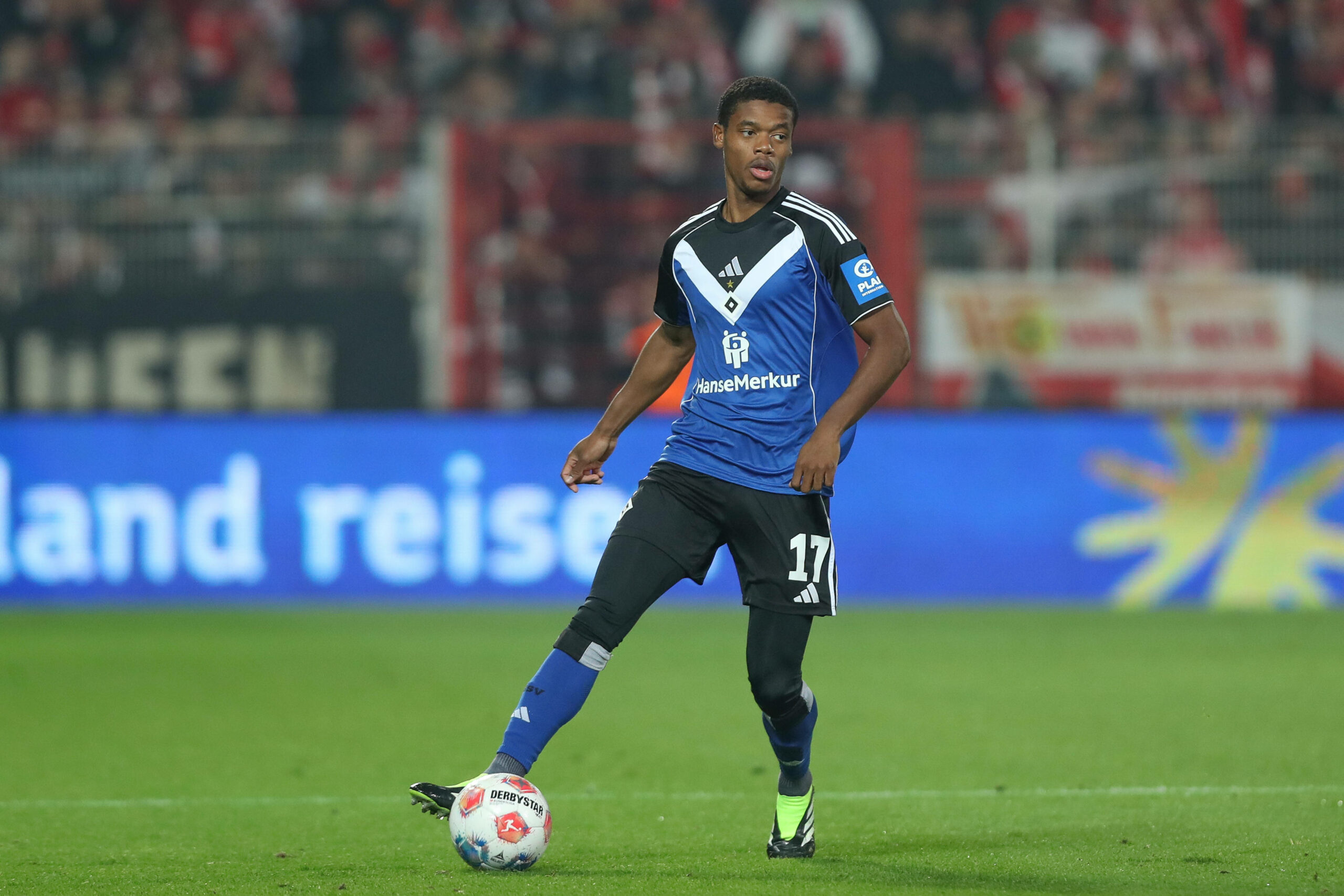 Warmed Omari führt den Ball