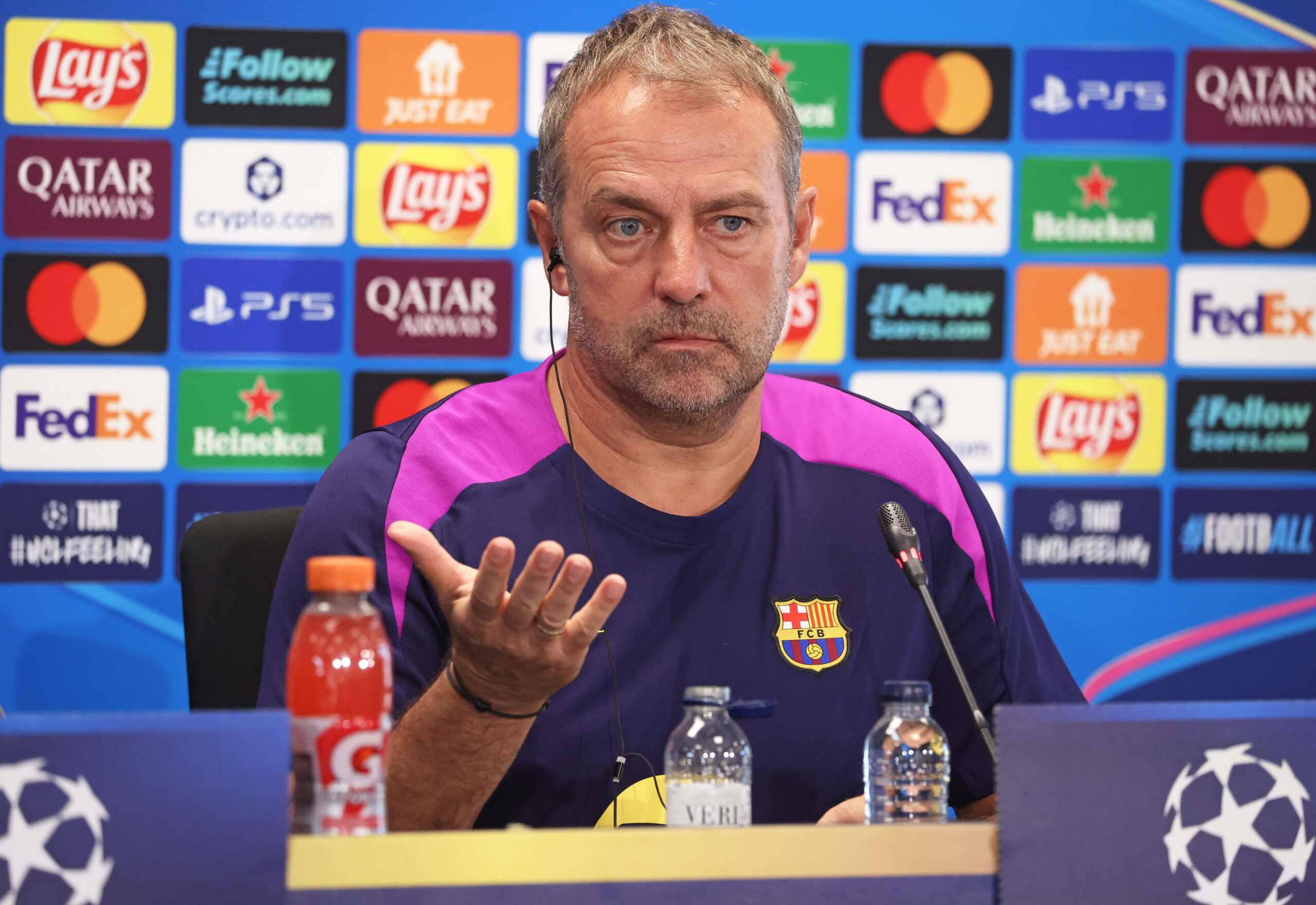 Hansi Flick bei der Pressekonferenz vor dem Spiel in der Champions League gegen Paris St. Germain