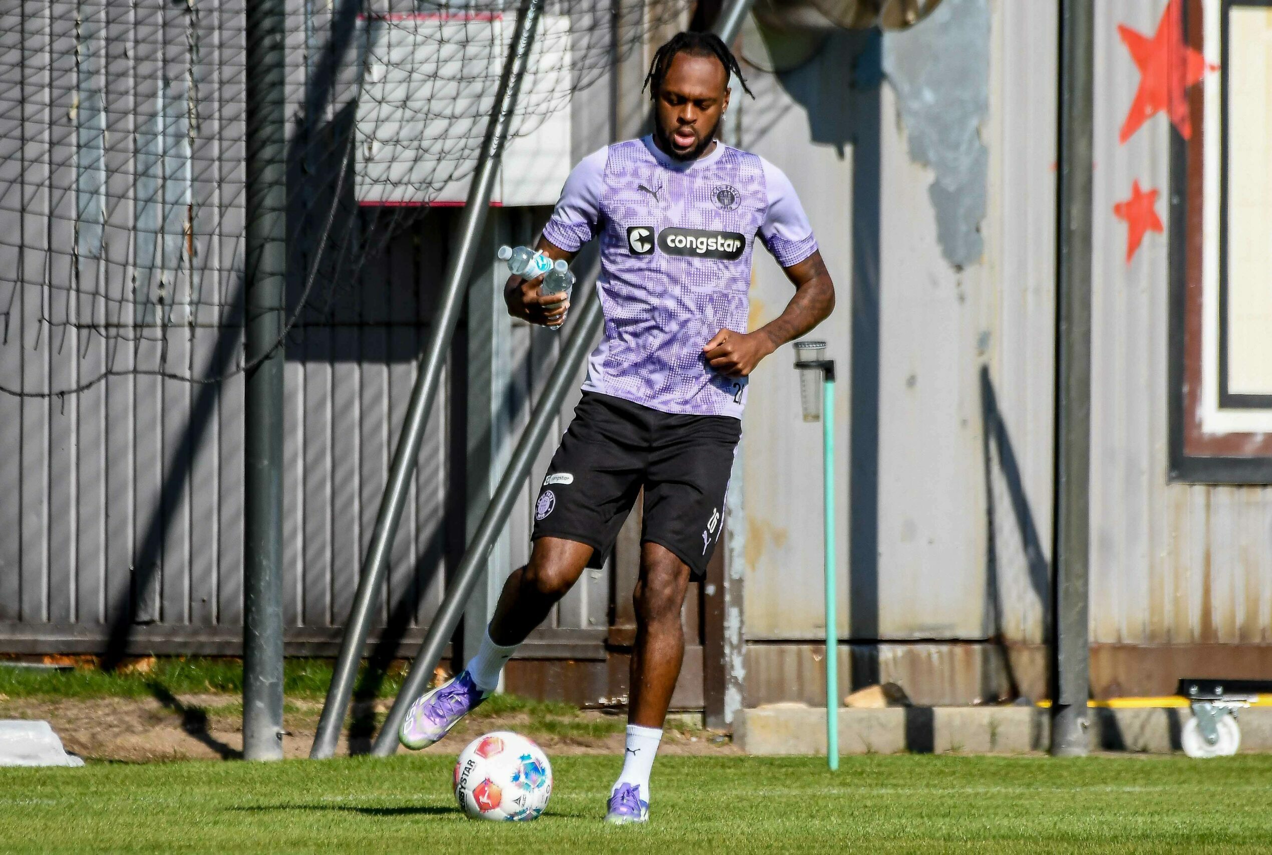 St. Pauli-Stürmer Ricky-Jade Jones spielt im Training einen Pass