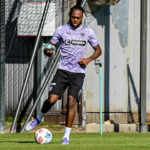 St. Pauli-Stürmer Ricky-Jade Jones spielt im Training einen Pass