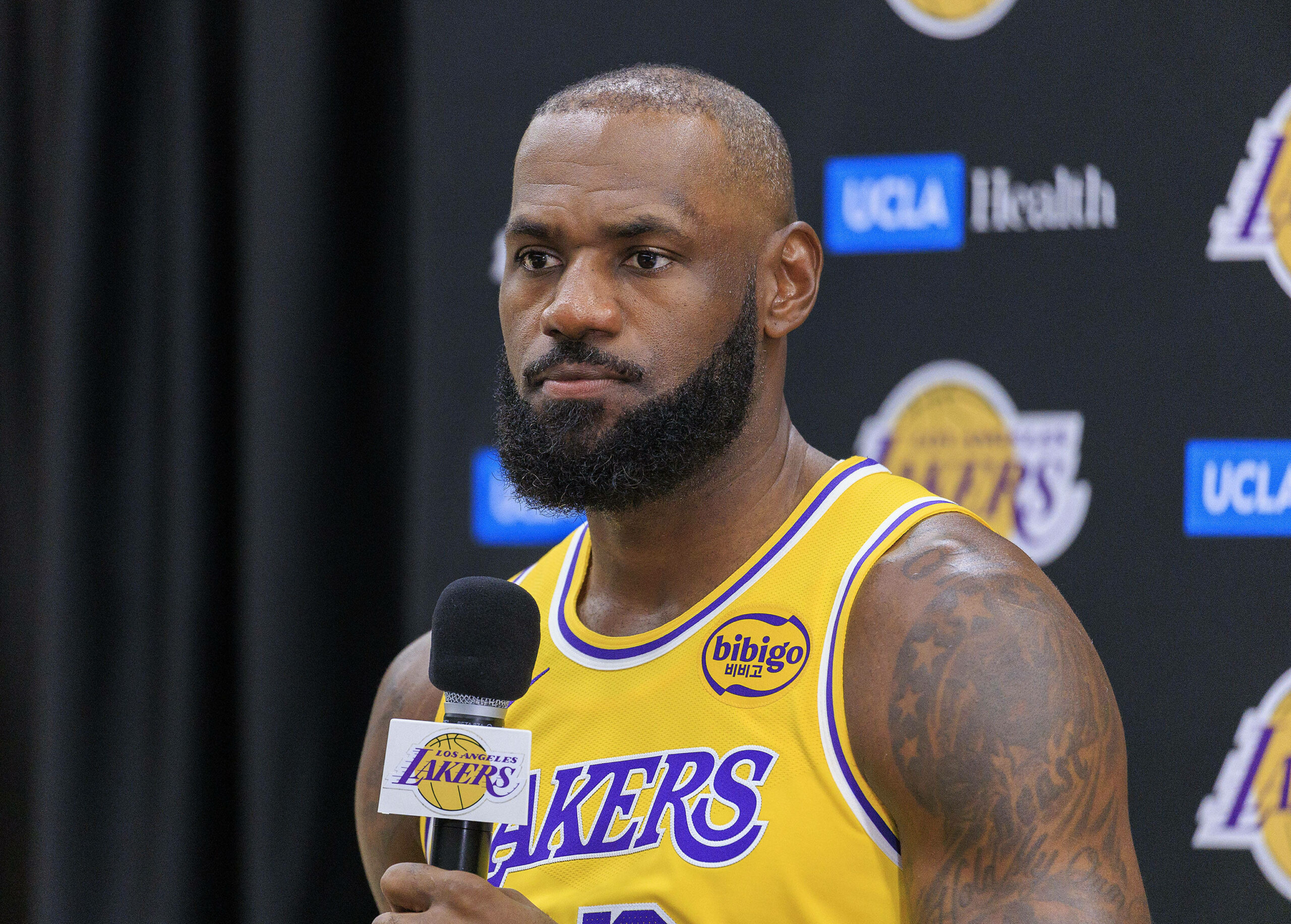 LeBron James mit einem Mikrofon in der Hand