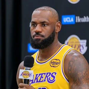 LeBron James mit einem Mikrofon in der Hand