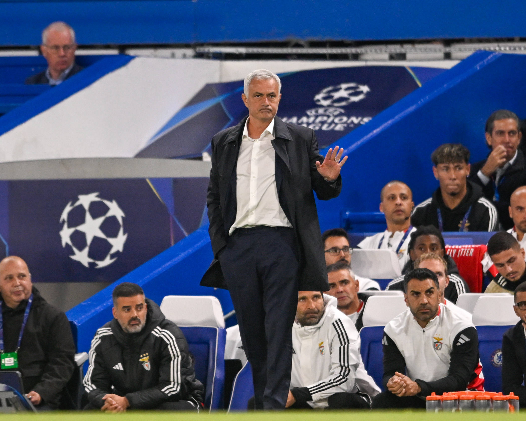 Mourinho vor „Champions League“ Schriftzug.