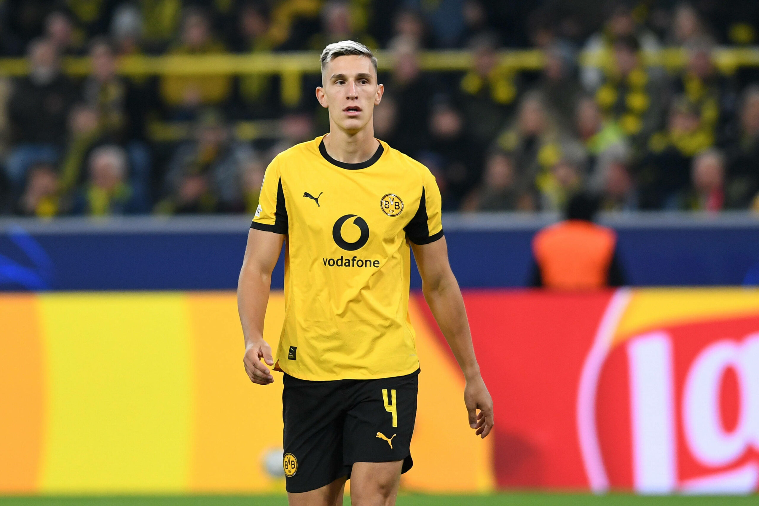 Nico Schlotterbeck geht, im BVB-Trikot, übers Spielfeld