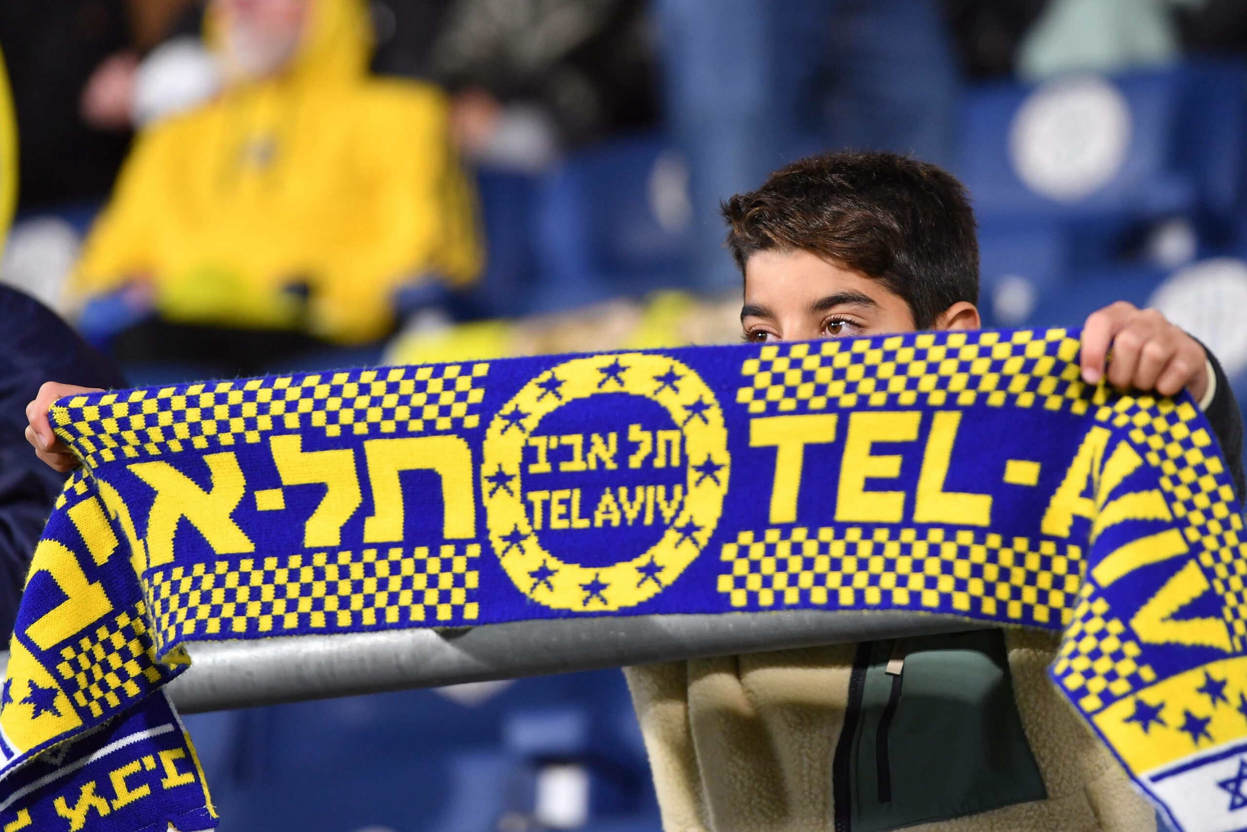 Junger Maccabi Tel Aviv Fan mit Schal.