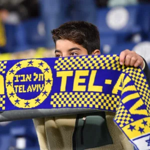Junger Maccabi Tel Aviv Fan mit Schal.
