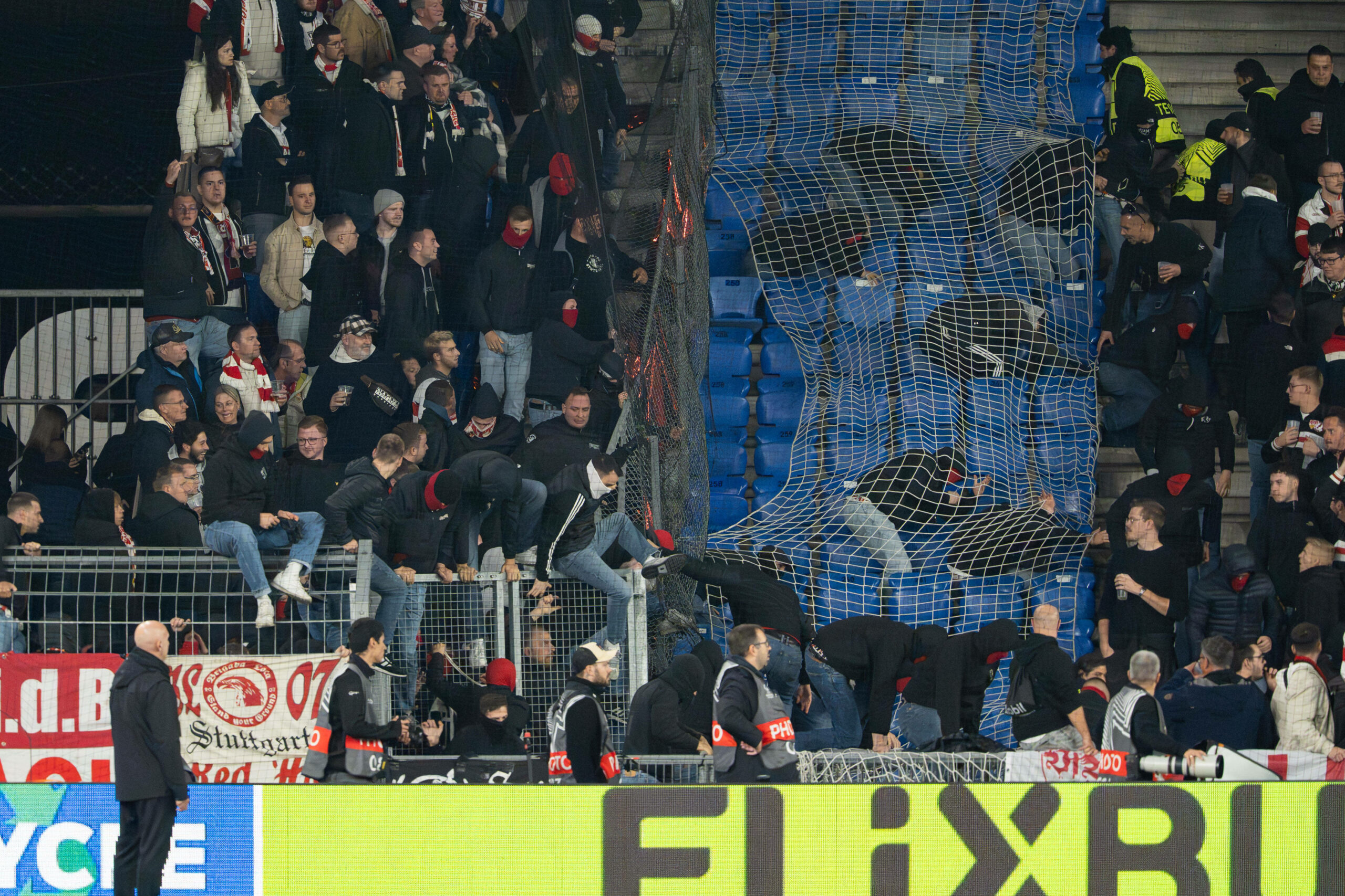 VfB Stuttgart und Basel Fans durchbrechen das Sicherheitsnetz.