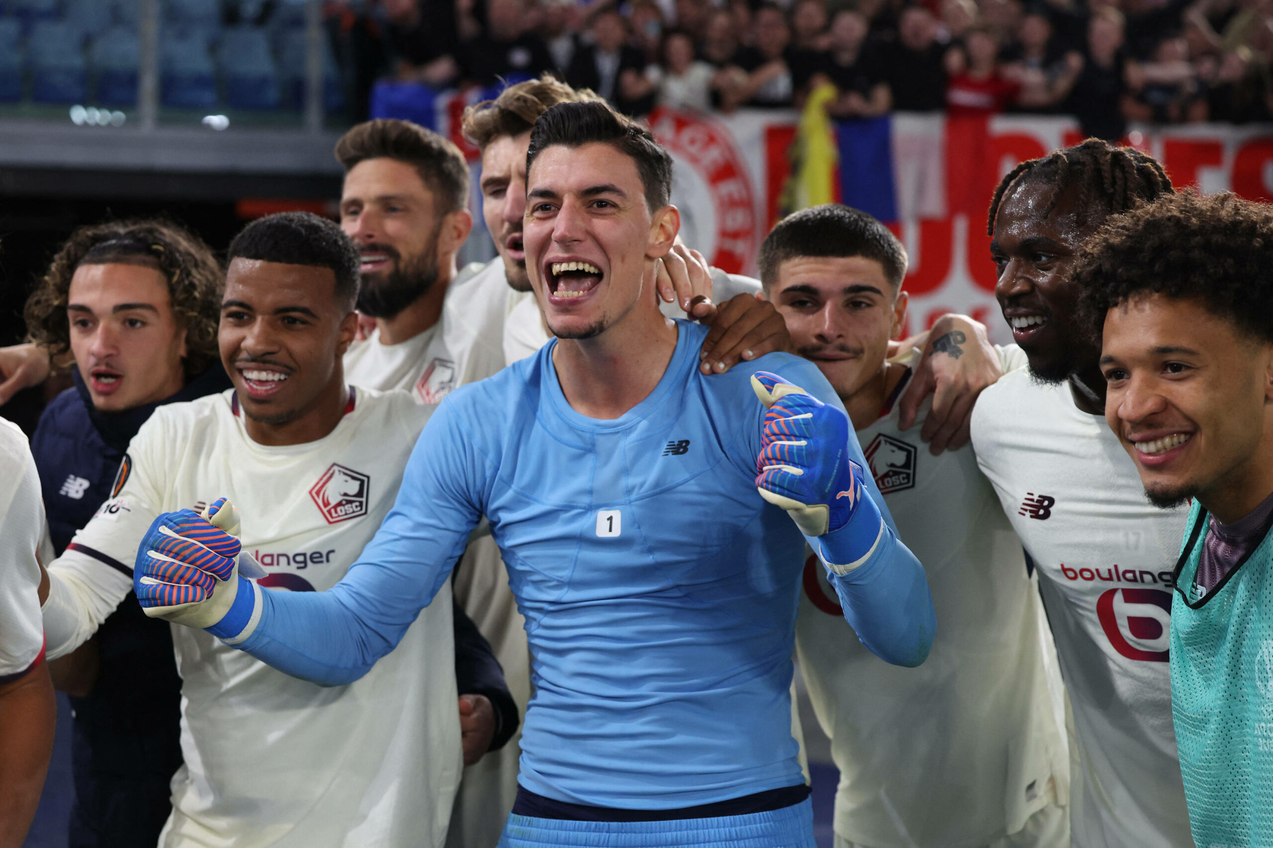 Lille-Torhüter Berke Özer jubelt mit seiner Mannschaft