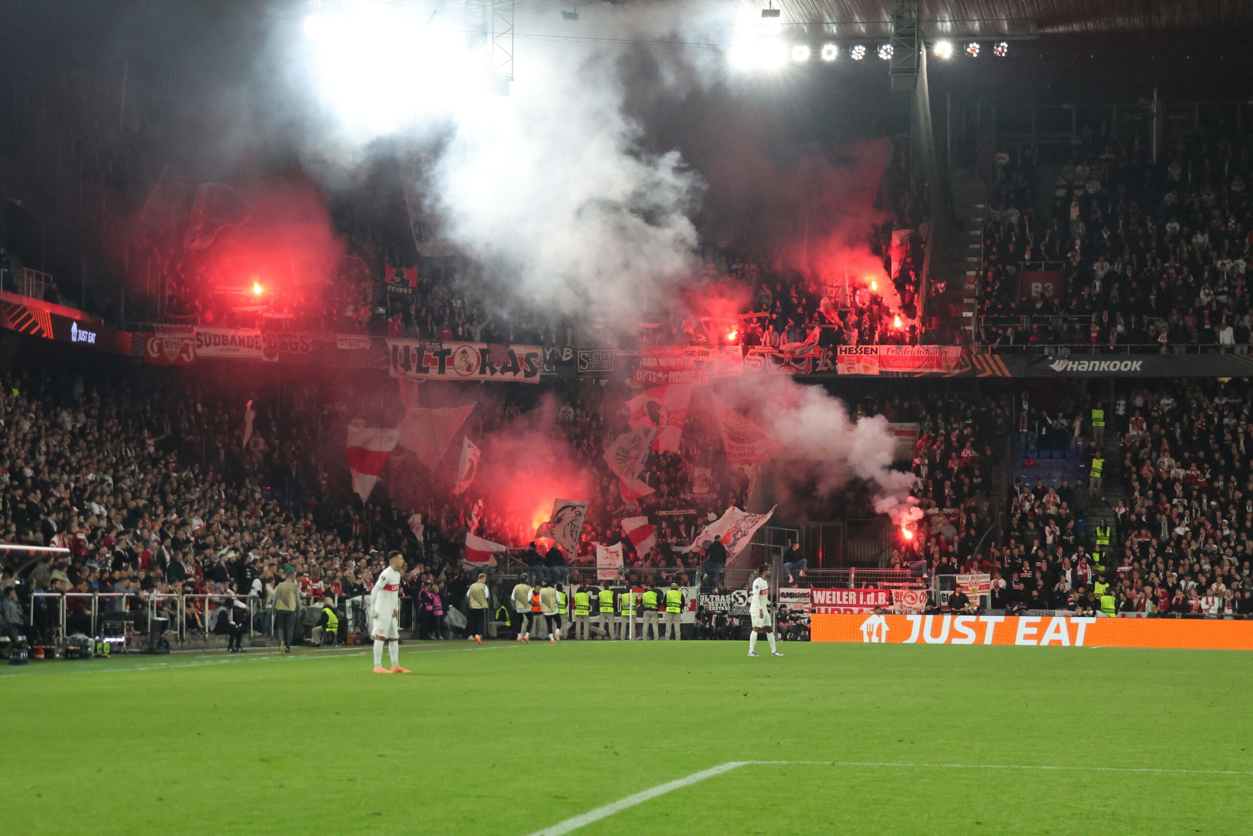 VFB Fans brennen Pyro-Technik beim Auswärtsspiel in Basel ab