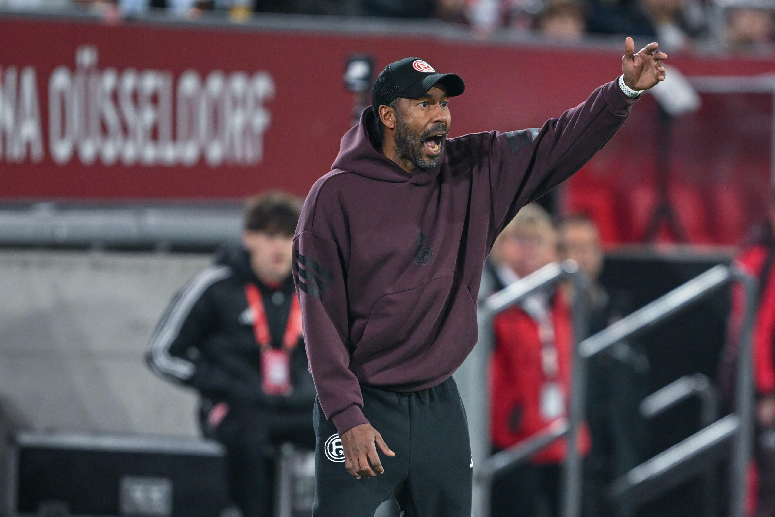 Daniel Thioune aufgebracht als Fortuna Coach.