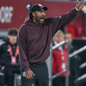 Daniel Thioune aufgebracht als Fortuna Coach.