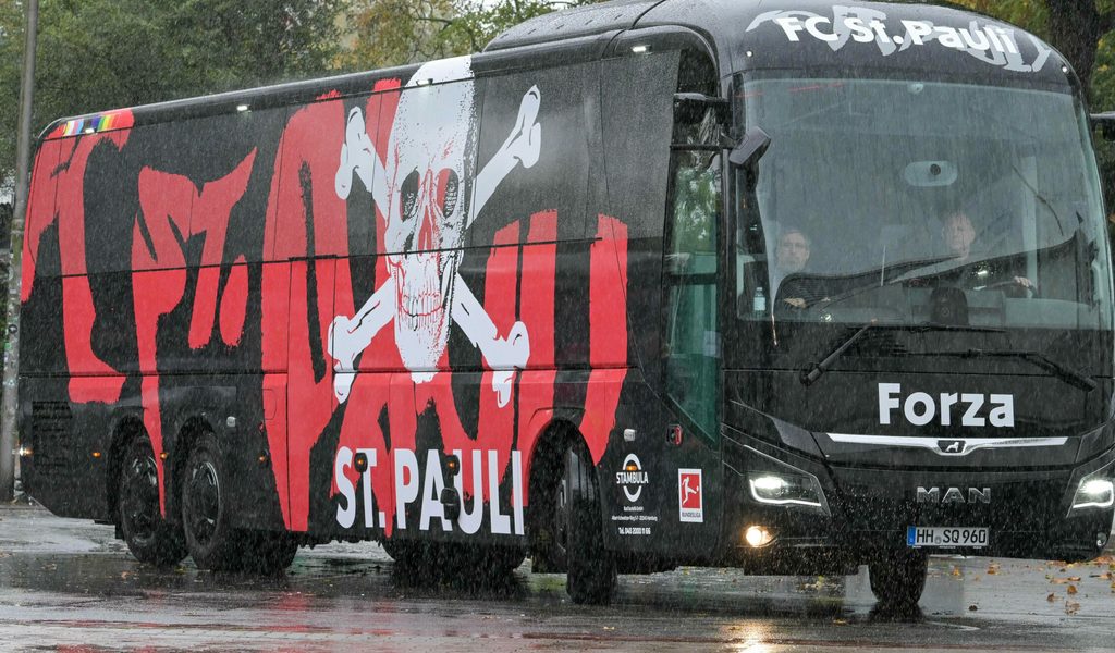 Kiezklub-sieht-Rot-Warum-das-Team-jetzt-ohne-Herz-von-St-Pauli-und-Stern-reist