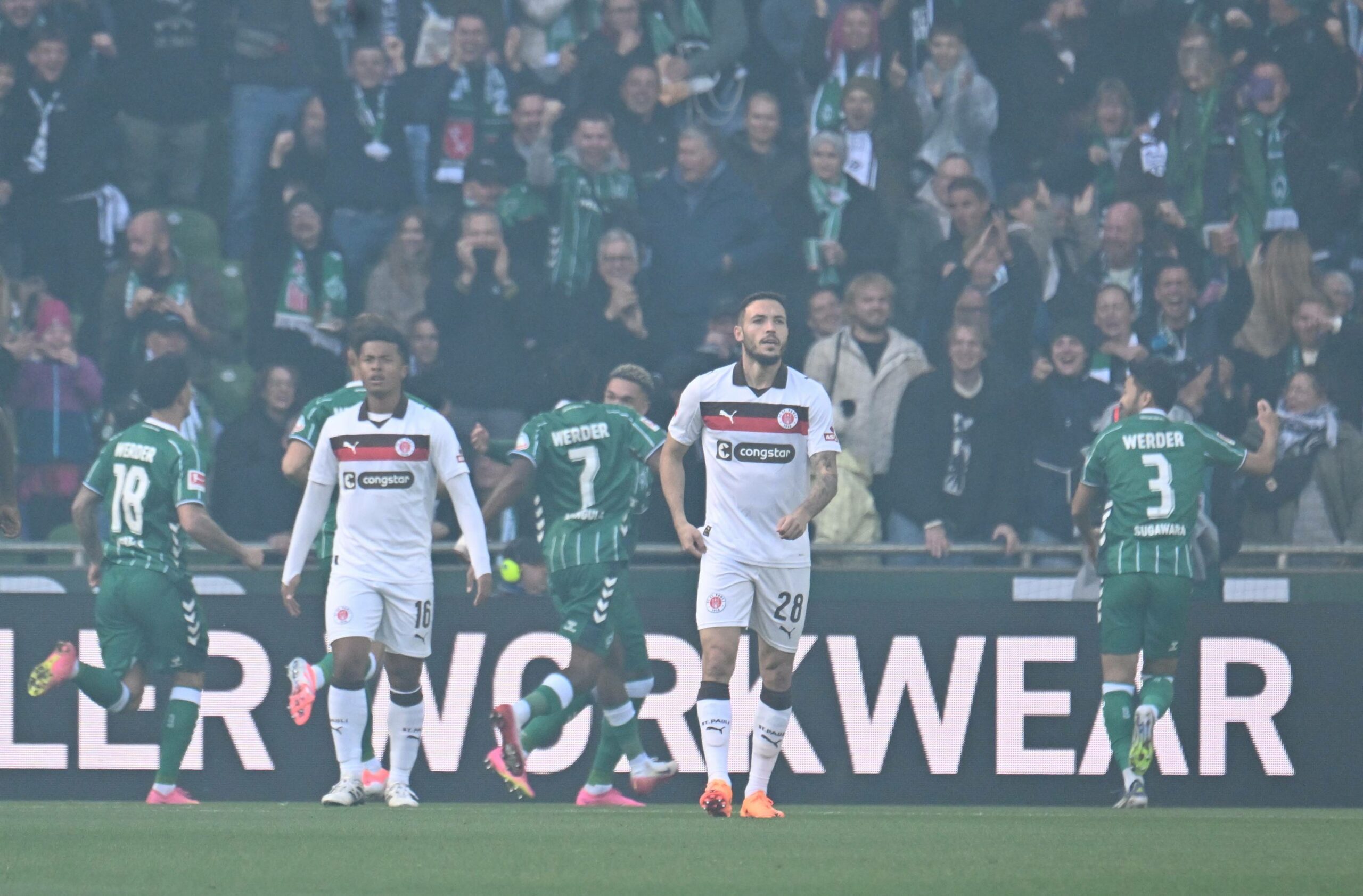 Werder Bremens Samuel Mbangula jubelt