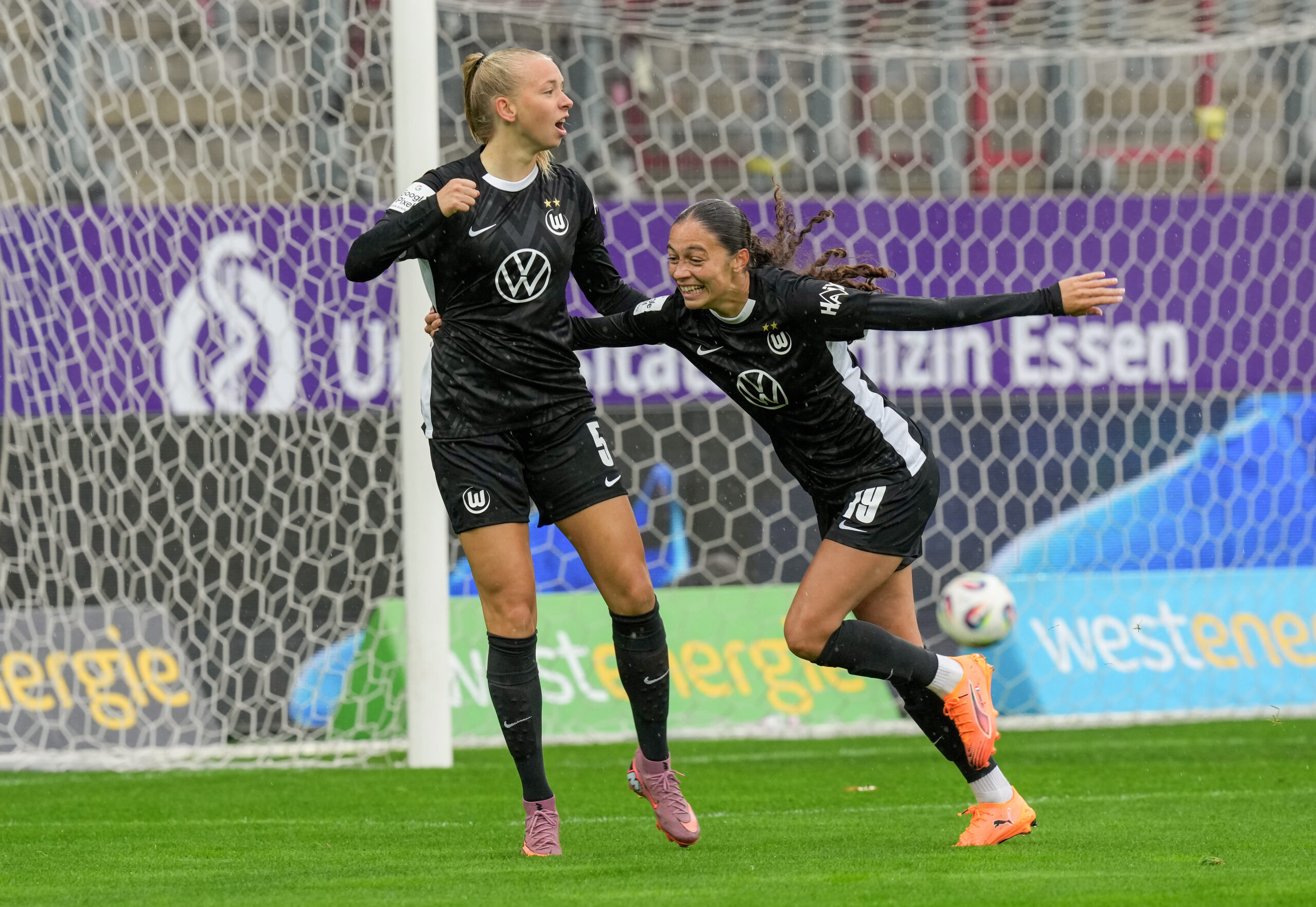 Ella Peddemors und Kessya Bussy bejubeln einen Treffer.