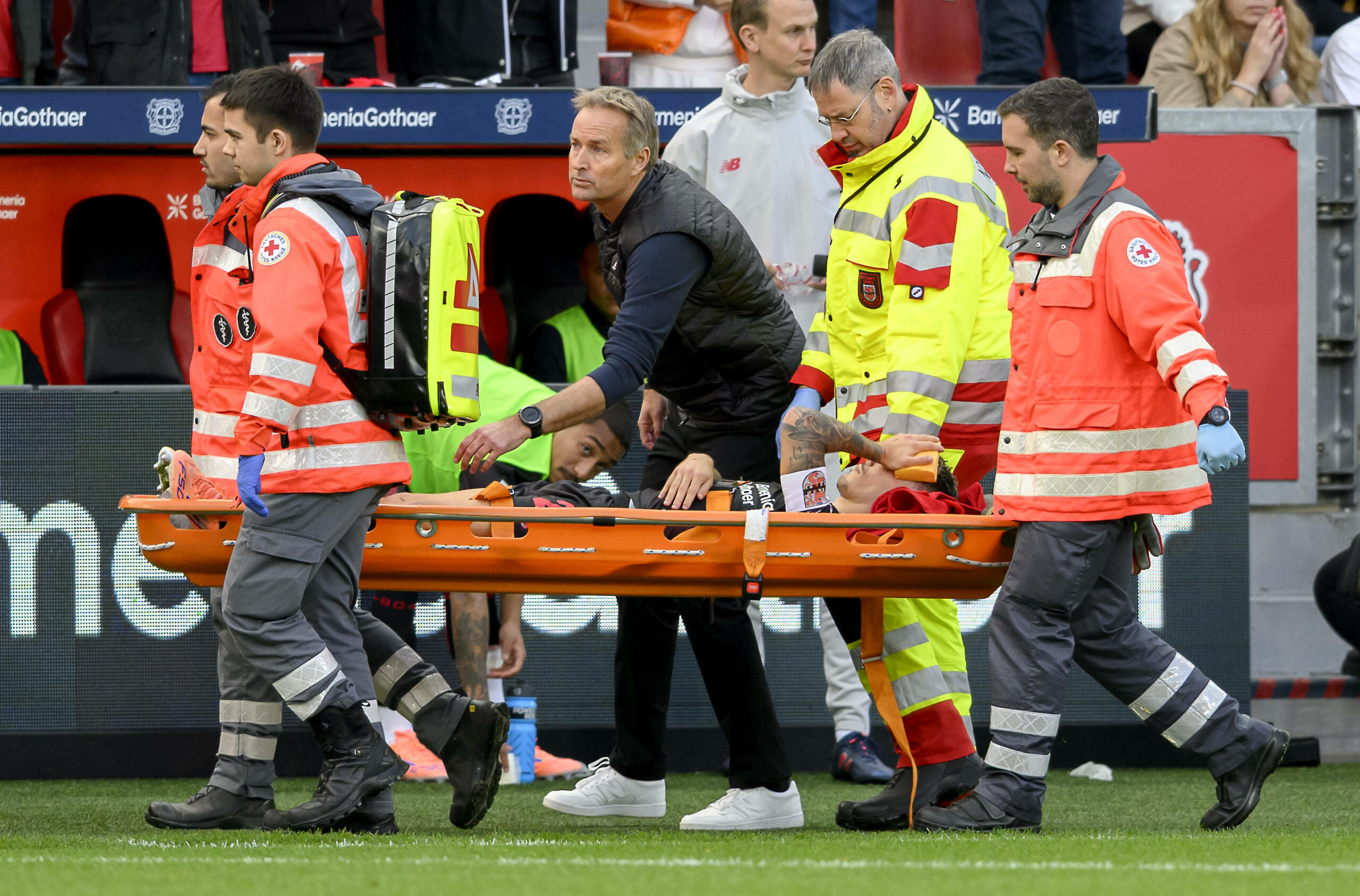 Leverkusens Grimaldo wird nach Kopfverletzung von Sanitätern vom Platz getragen