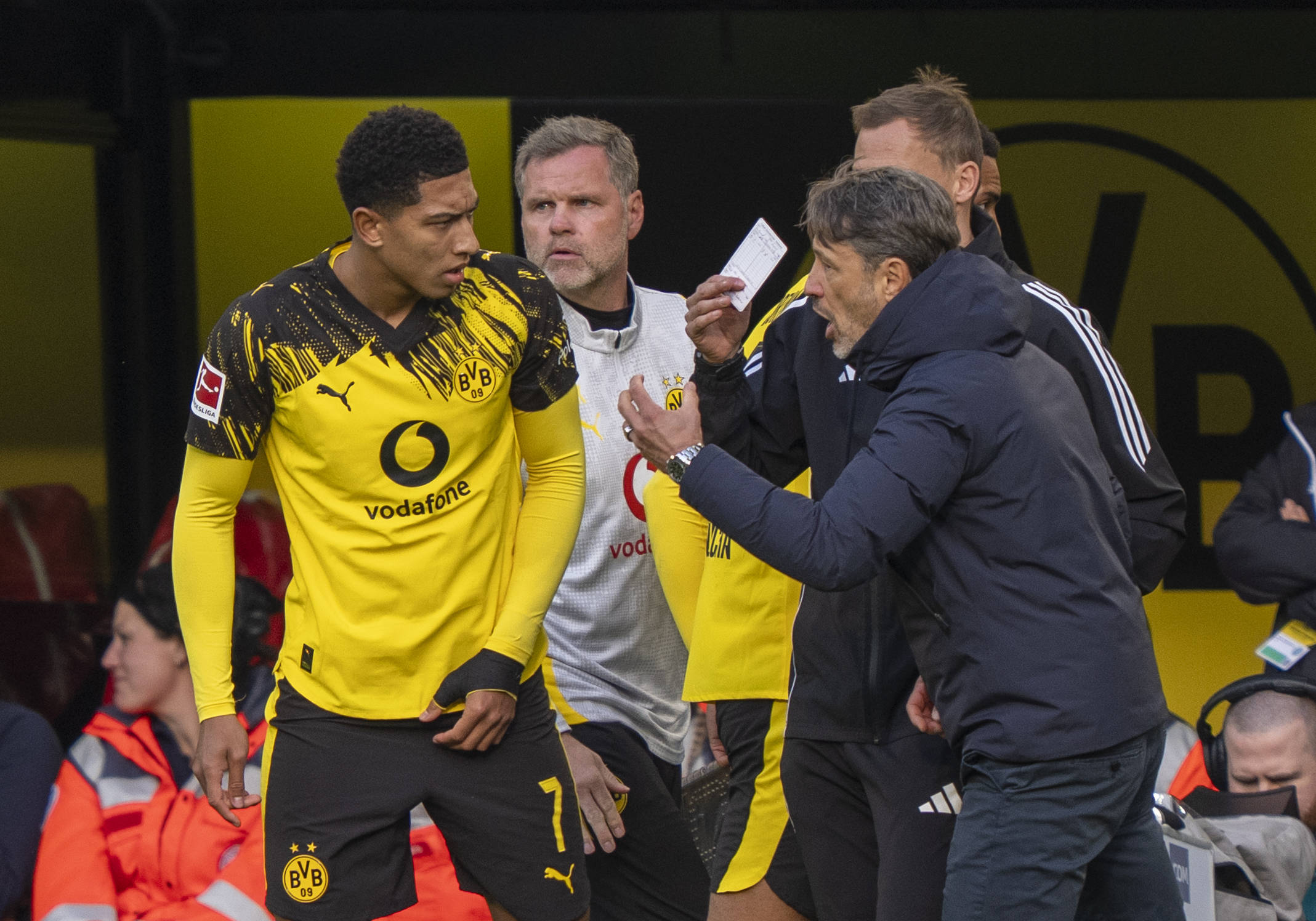 Trainer Niko Kovac gibt Jobe Bellingham Anweisungen.