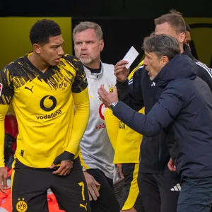 Trainer Niko Kovac gibt Jobe Bellingham Anweisungen.