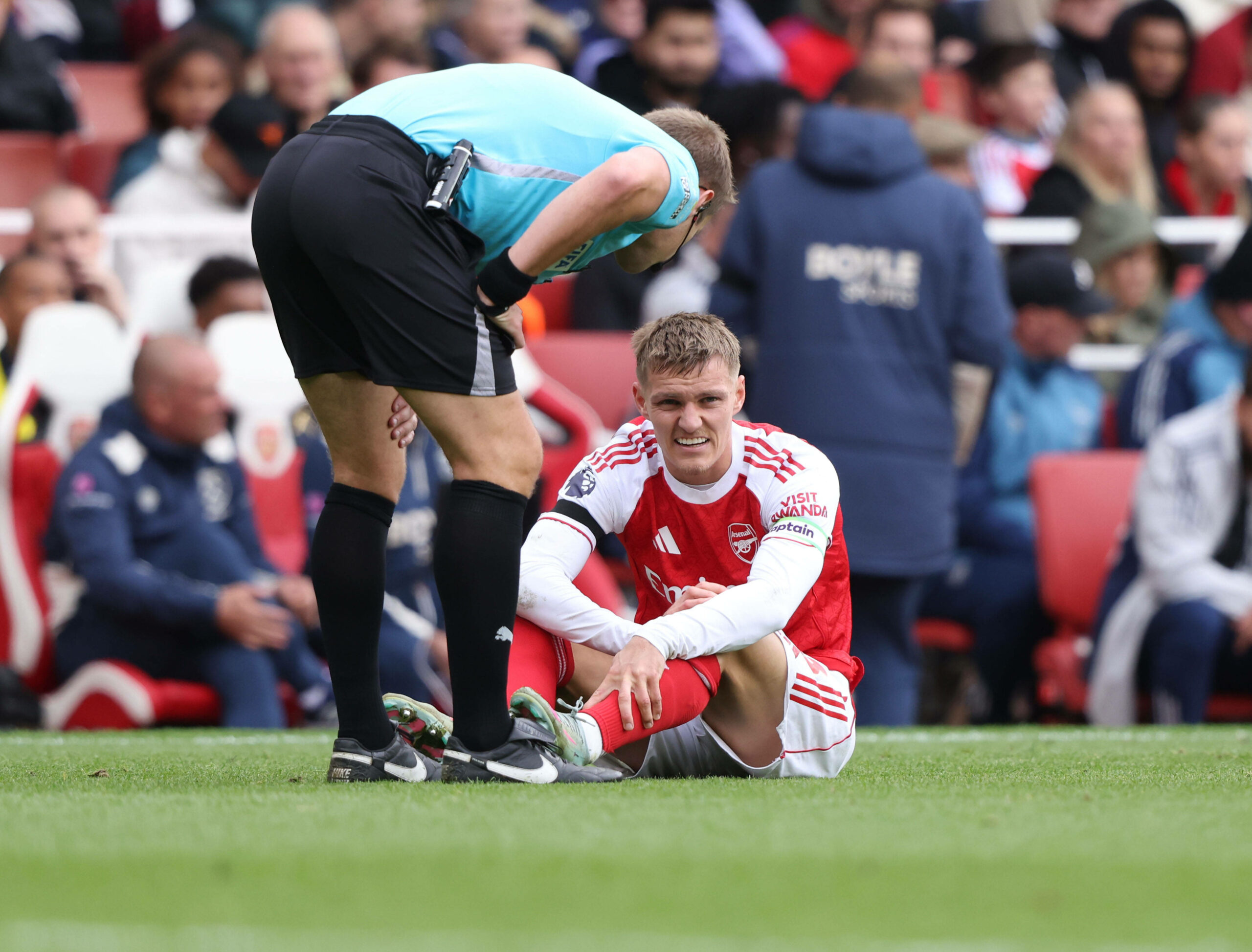 Martin Ødegaard (Arsenal) verletzt sich im Spiel gegen West Ham United im Emirates Stadium