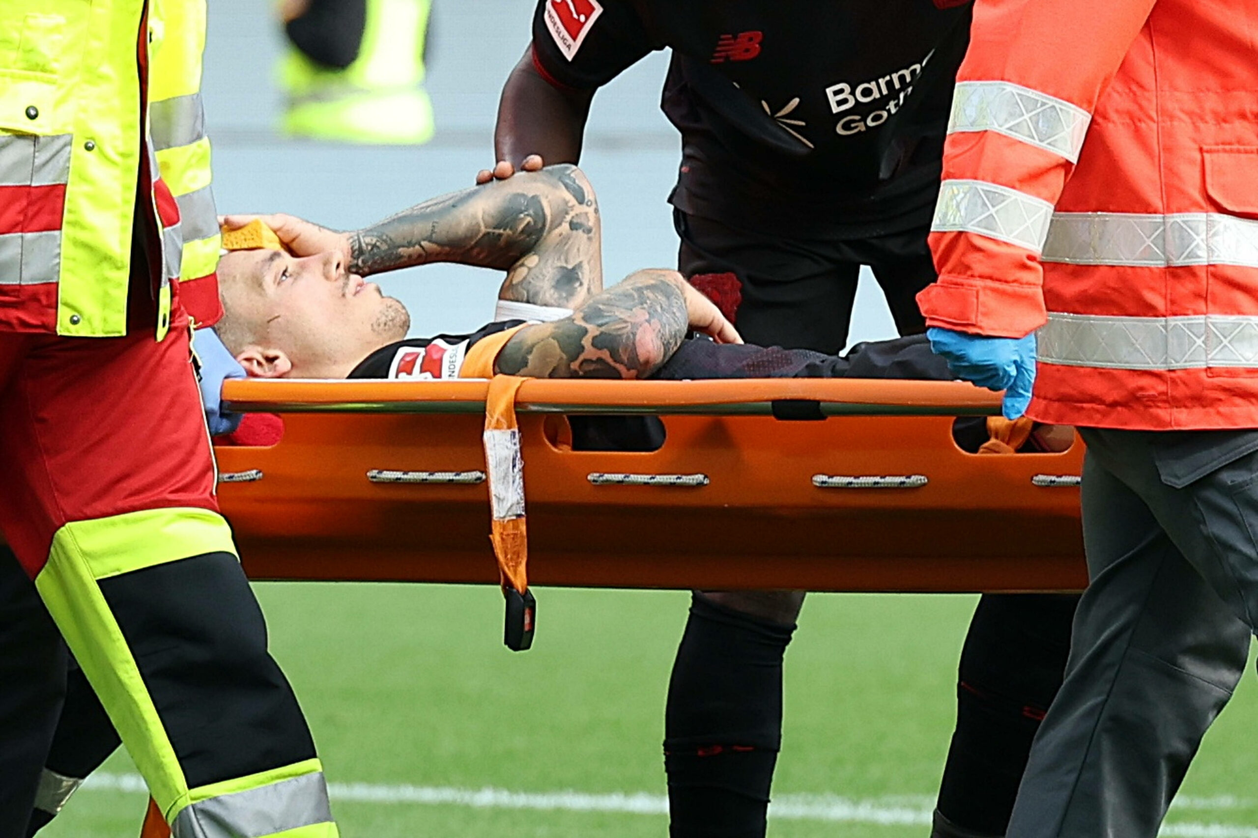 Grimaldo wird mit einer Trage abtransportiert