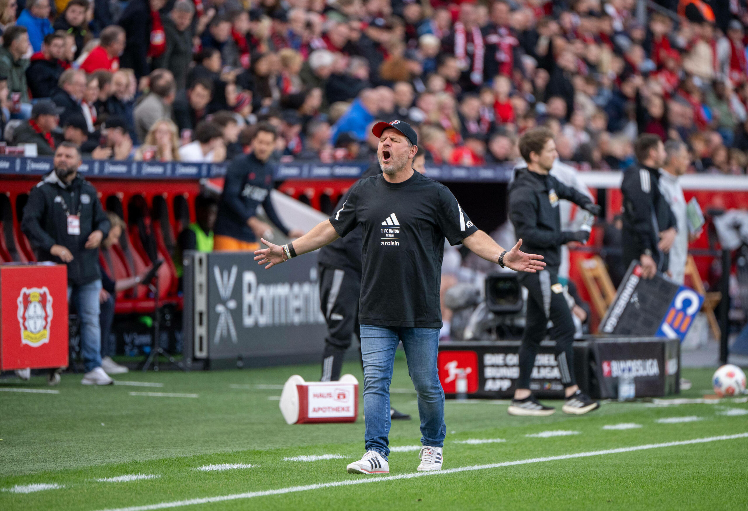 Union-Trainer Steffen Baumgart gestikuliert in Richtung Gästeblock