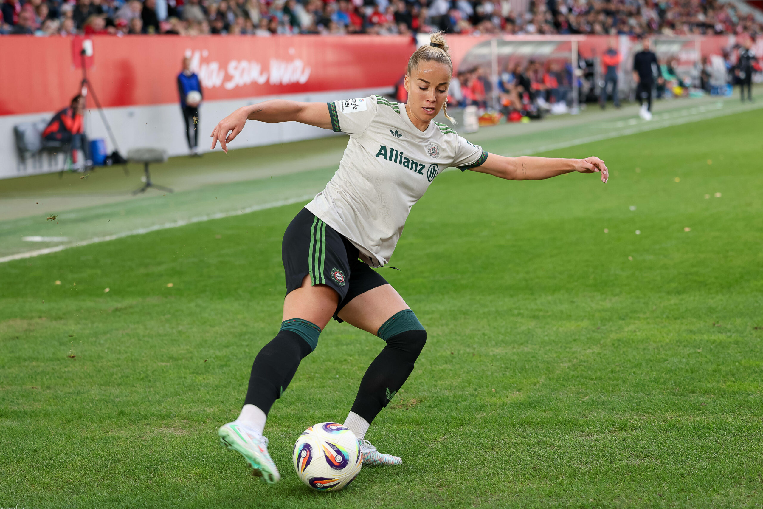 Giulia Gwinn (FC Bayern) am Ball.