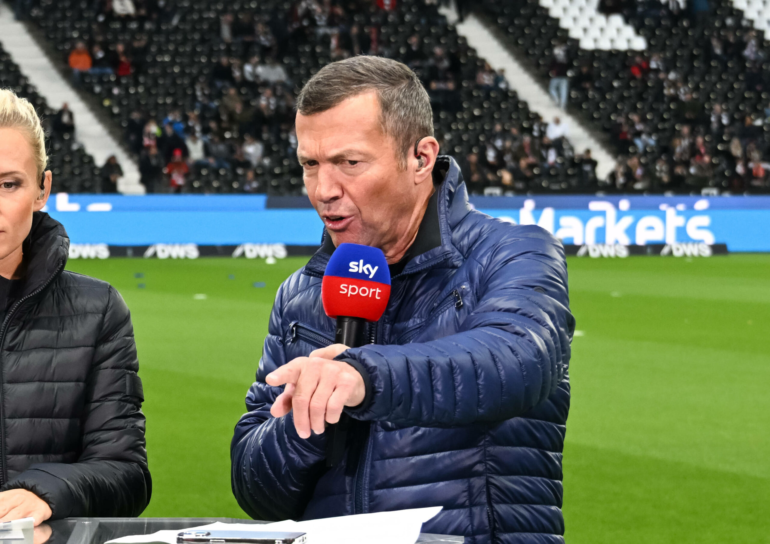 Lothar Matthäus am Sky Mikrofon, zeigt mit dem Finger nach vorne.