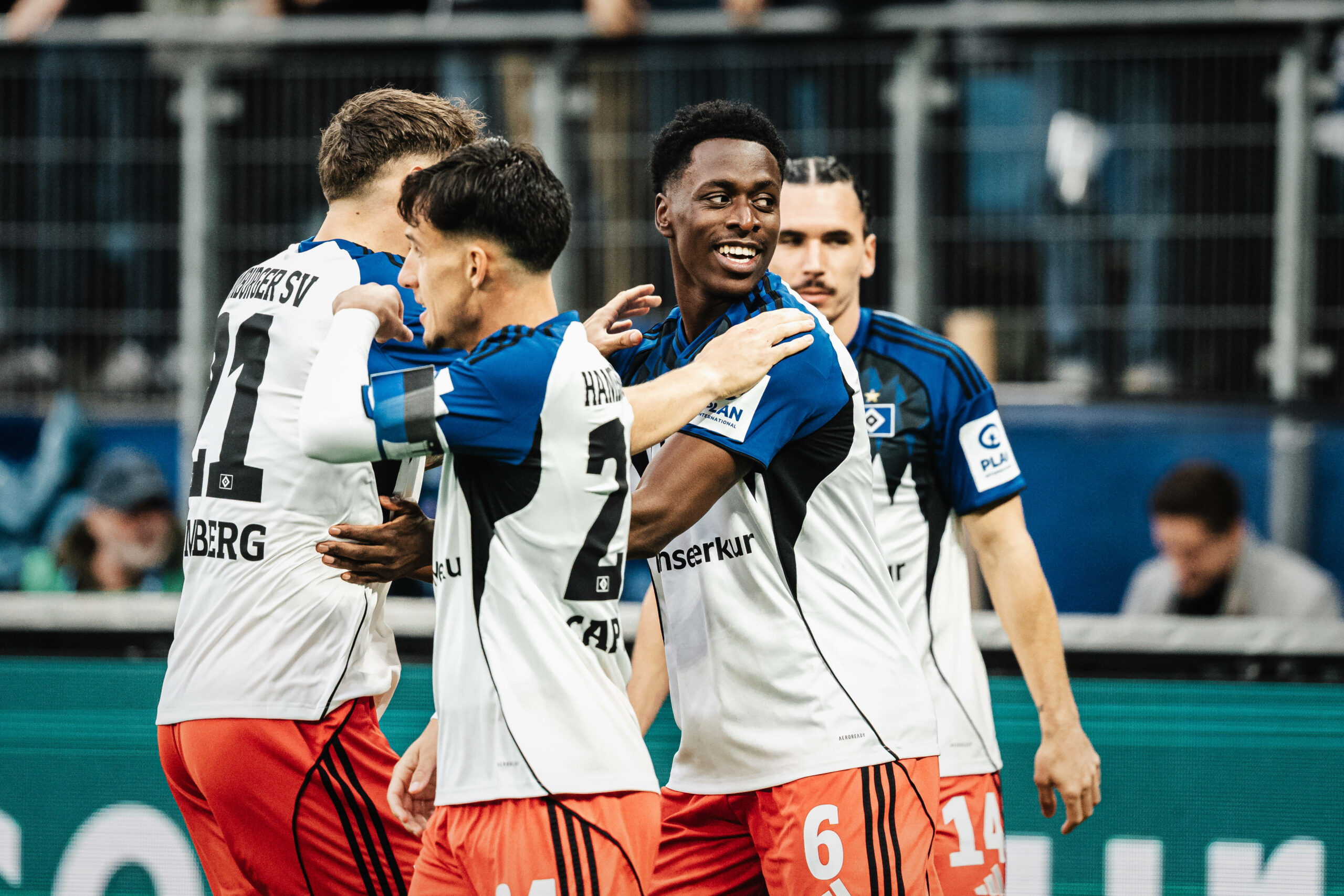 Nicolai Remberg, Nicolás Capaldo, Albert Sambi Lokonga und Rayan Philippe jubeln