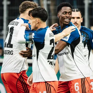 Nicolai Remberg, Nicolás Capaldo, Albert Sambi Lokonga und Rayan Philippe jubeln