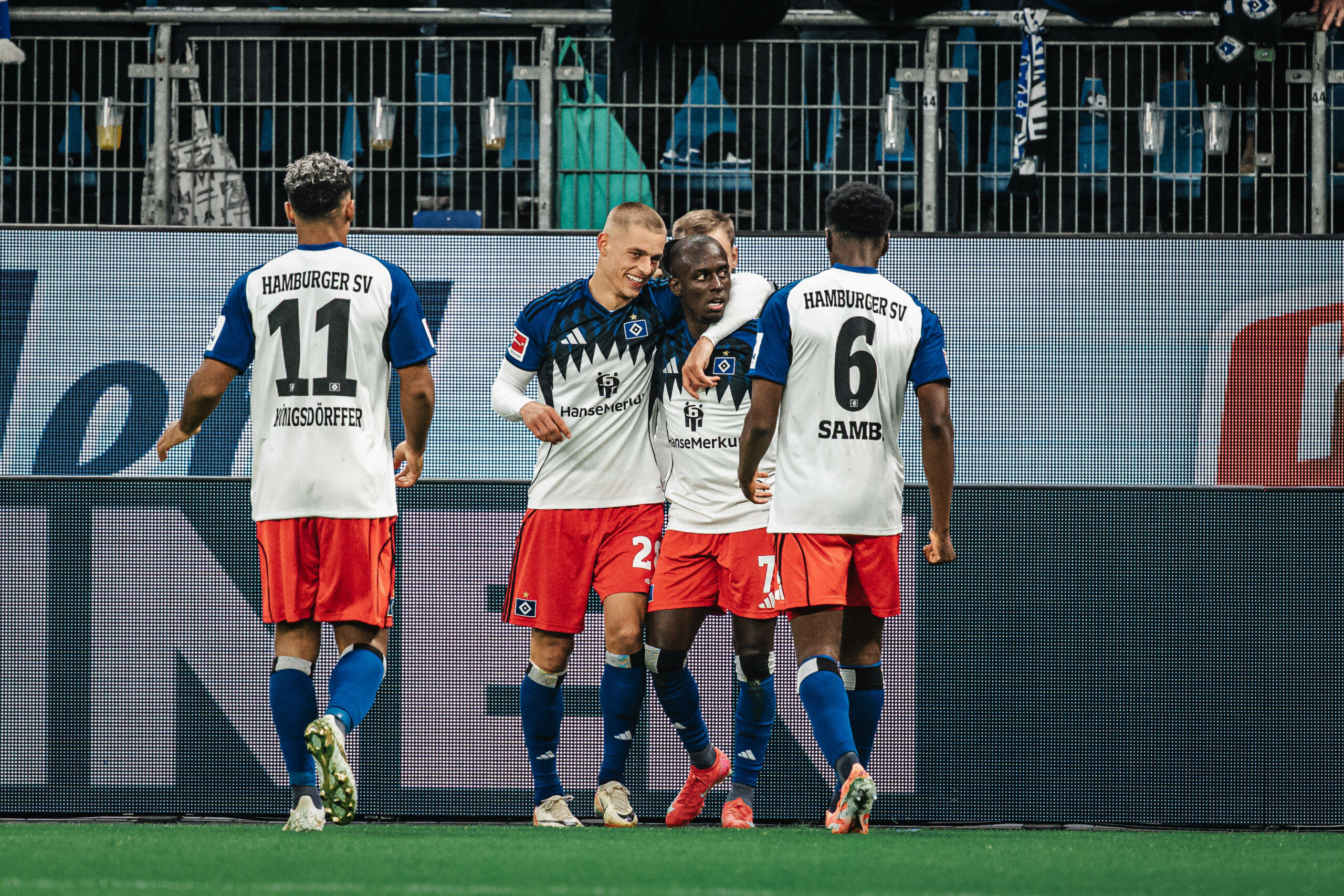 HSV-Profis feiern das Tor zum 3:0 durch Jean-Luc Dompe
