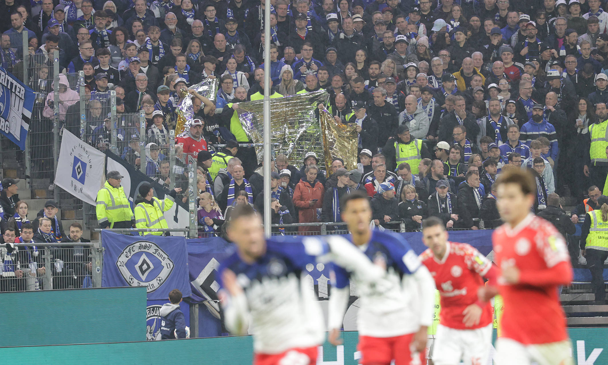 Sanitäter waren während des Spiels gegen Mainz auf der Nordtribüne im Einsatz.