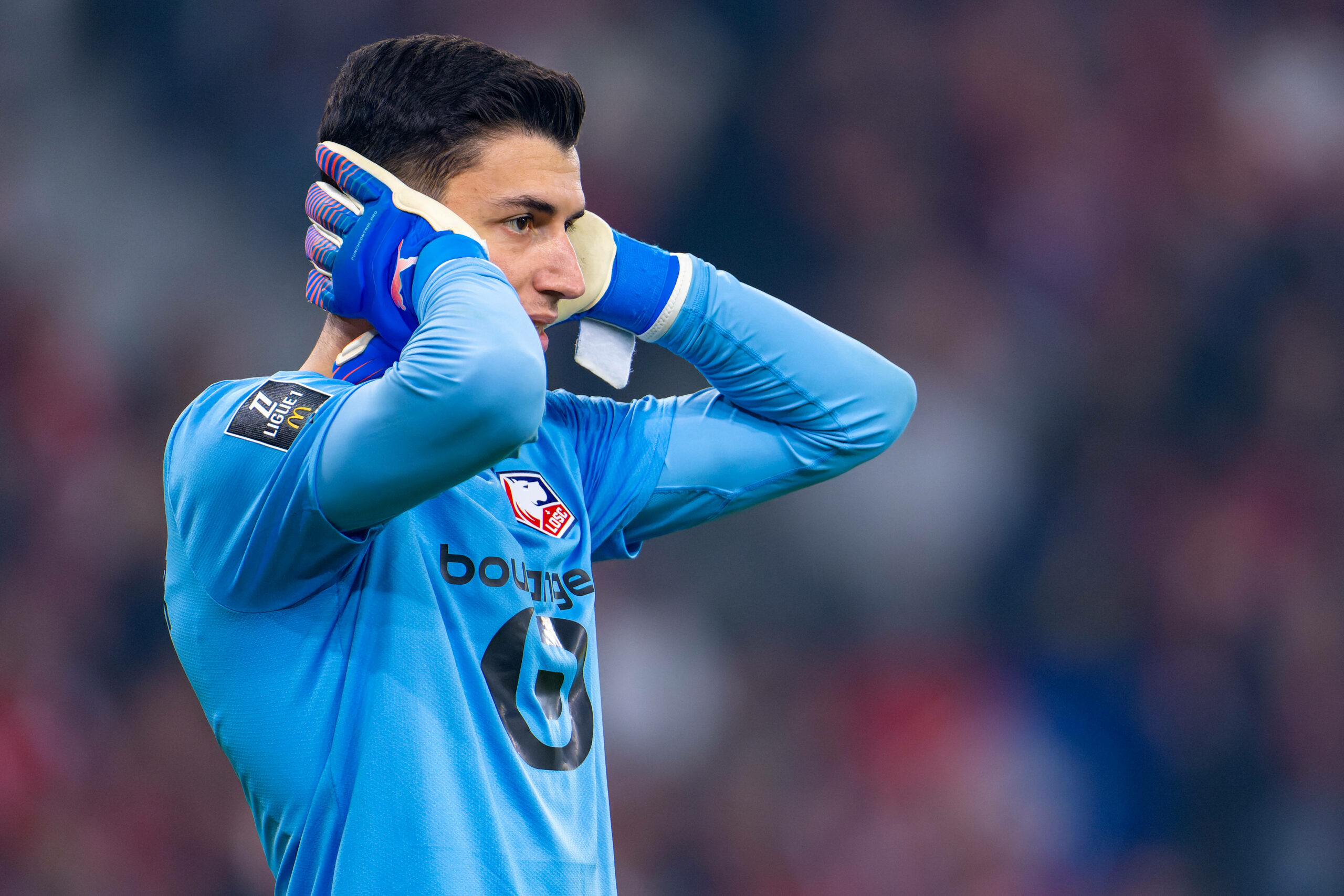 Berke Özer fasst sich an den Kopf