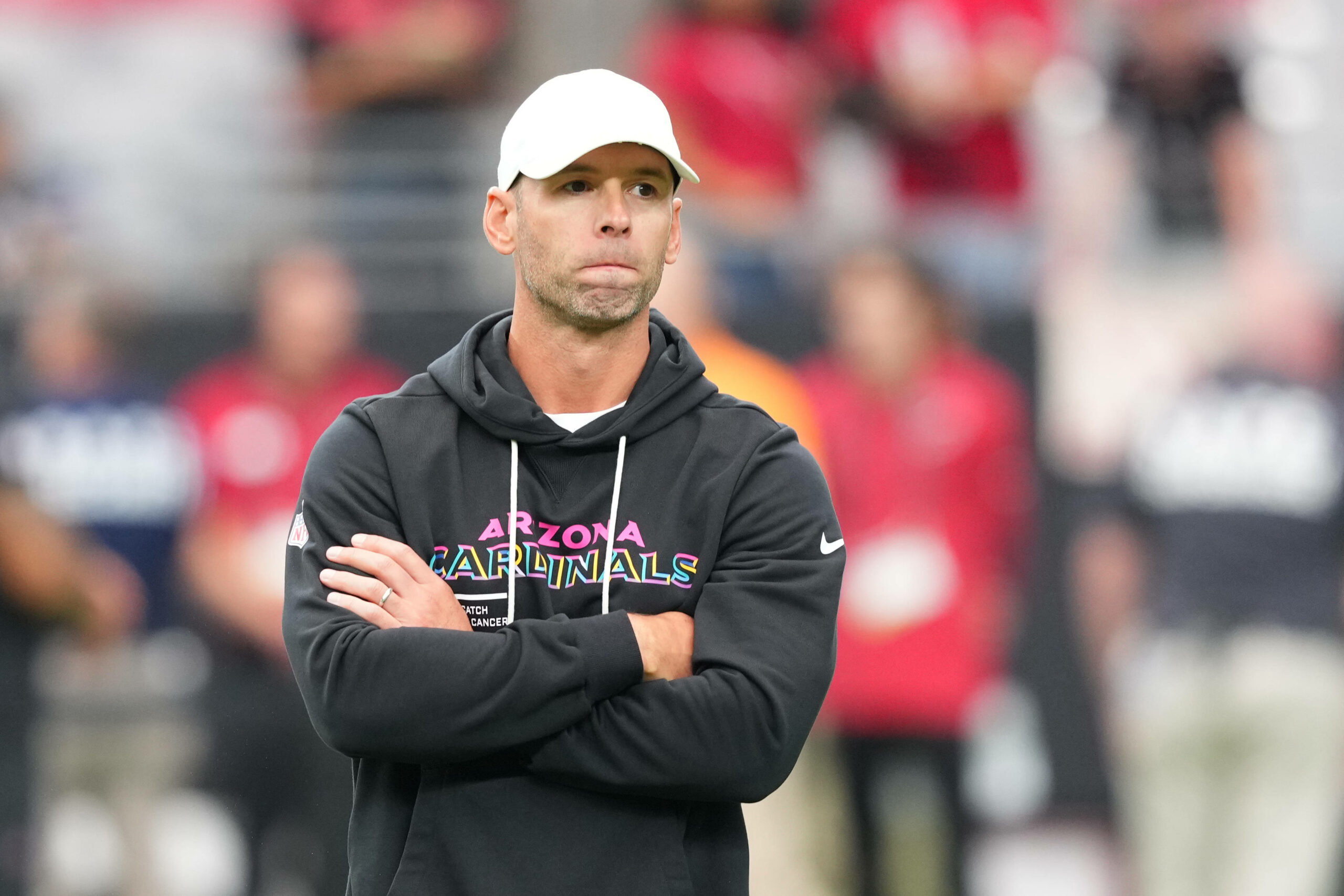 Football-Trainer Jonathan Gannon guckt unzufrieden