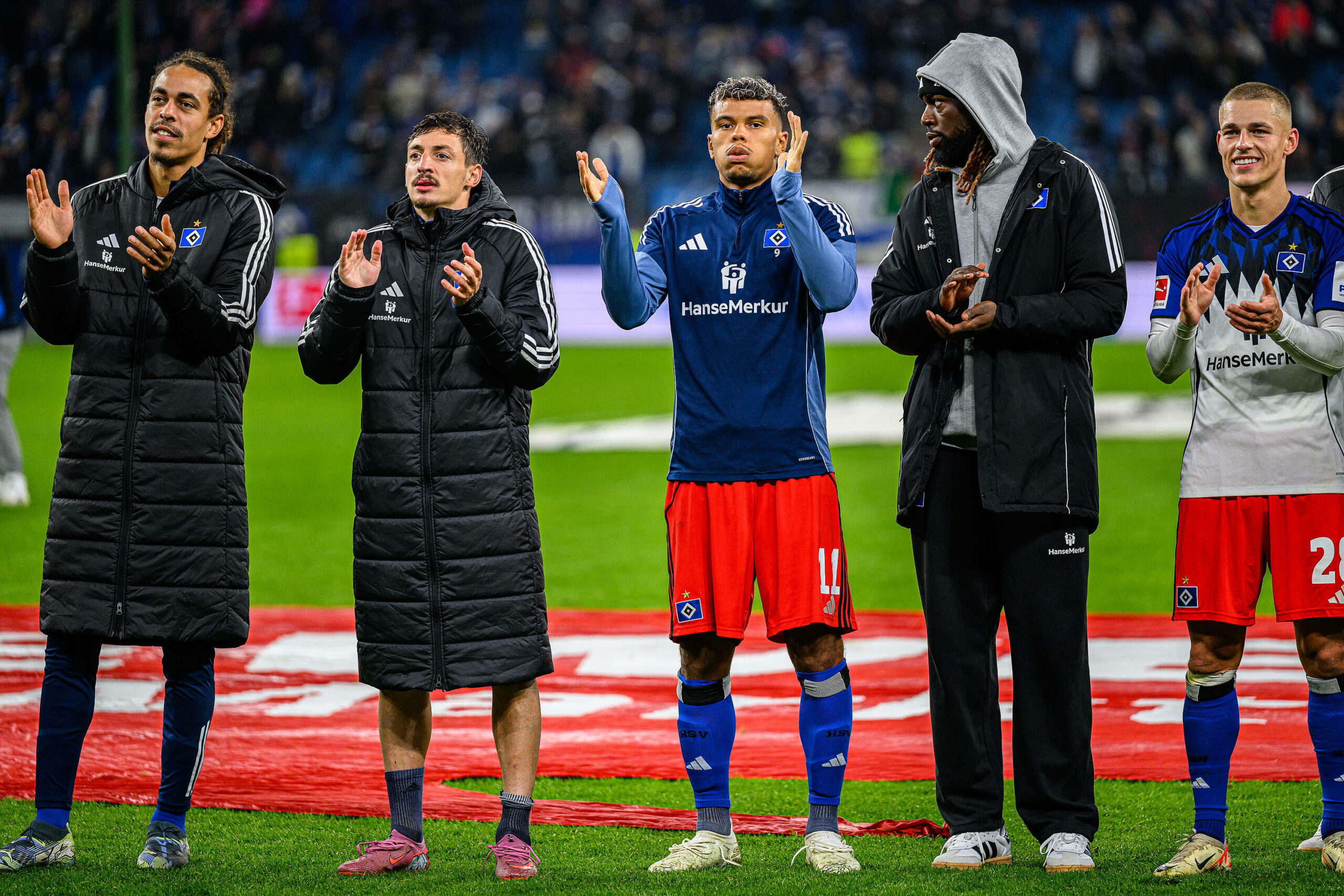 Yussuf Poulsen, Giorgi Gocholeishvili, Ransford Königsdörffer, Jordan Torunarigha und Miro Muheim klatschen vor den Fans