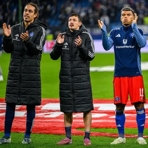 Yussuf Poulsen, Giorgi Gocholeishvili, Ransford Königsdörffer, Jordan Torunarigha und Miro Muheim klatschen vor den Fans