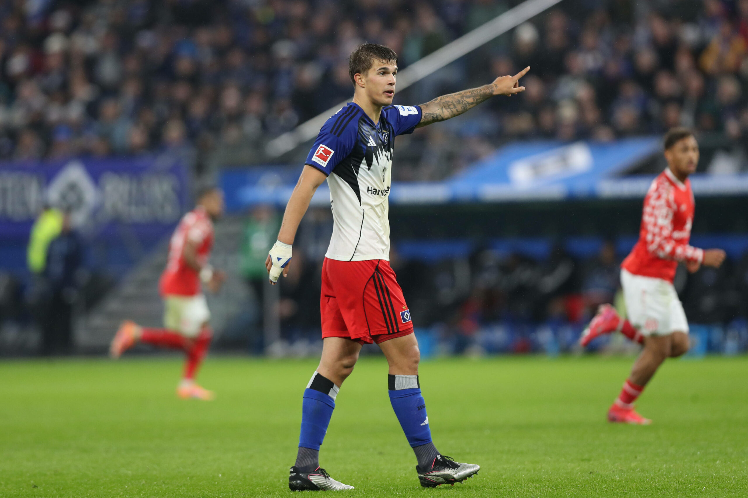 Luka Vuskovic gibt Anweisungen in einem HSV-Spiel