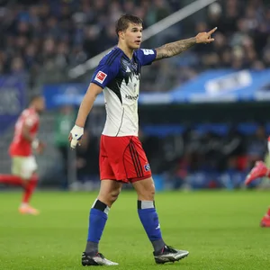 Luka Vuskovic gibt Anweisungen in einem HSV-Spiel