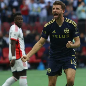 Thomas Müller (Vancouver) jubelt.