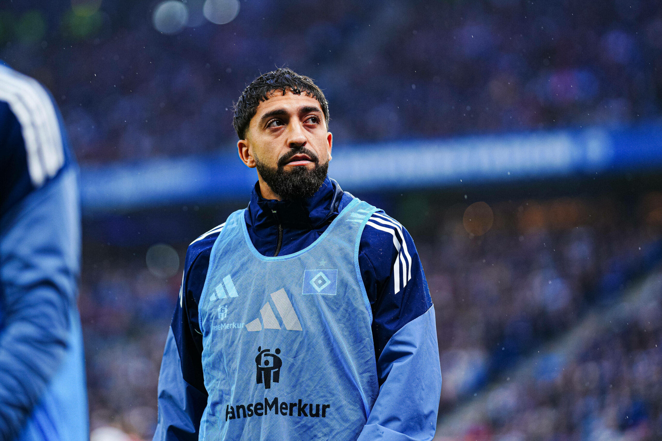 Immanuel Pherai im Aufwärm-Outfit des HSV