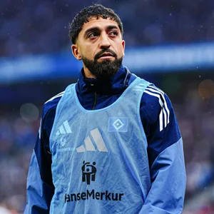 Immanuel Pherai im Aufwärm-Outfit des HSV
