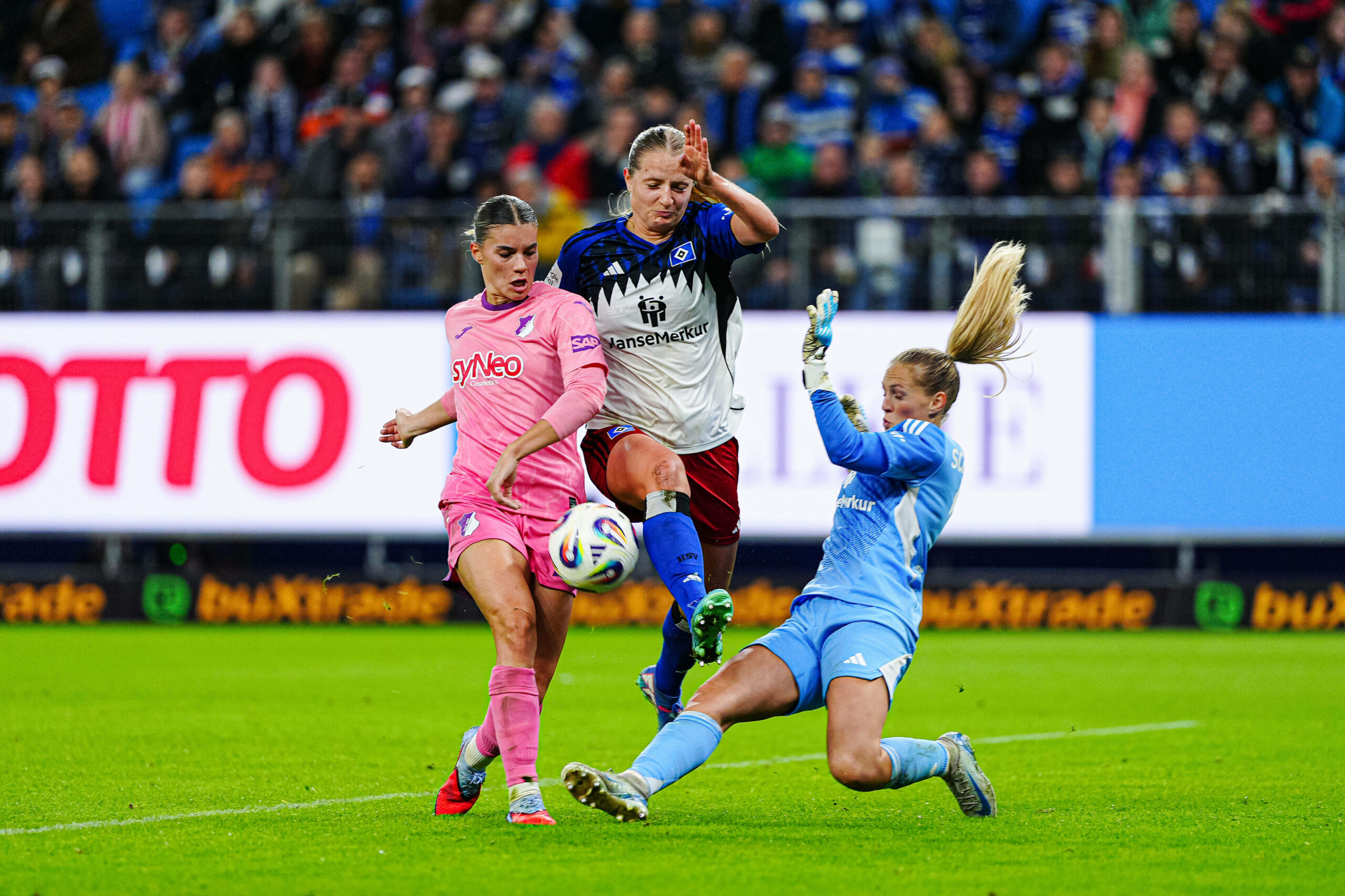 HSV-Torhüterin Inga Schuldt und Nina Räcke halten mit vereinten Kräften Hoffenheims Torjägerin Selina Cerci auf.