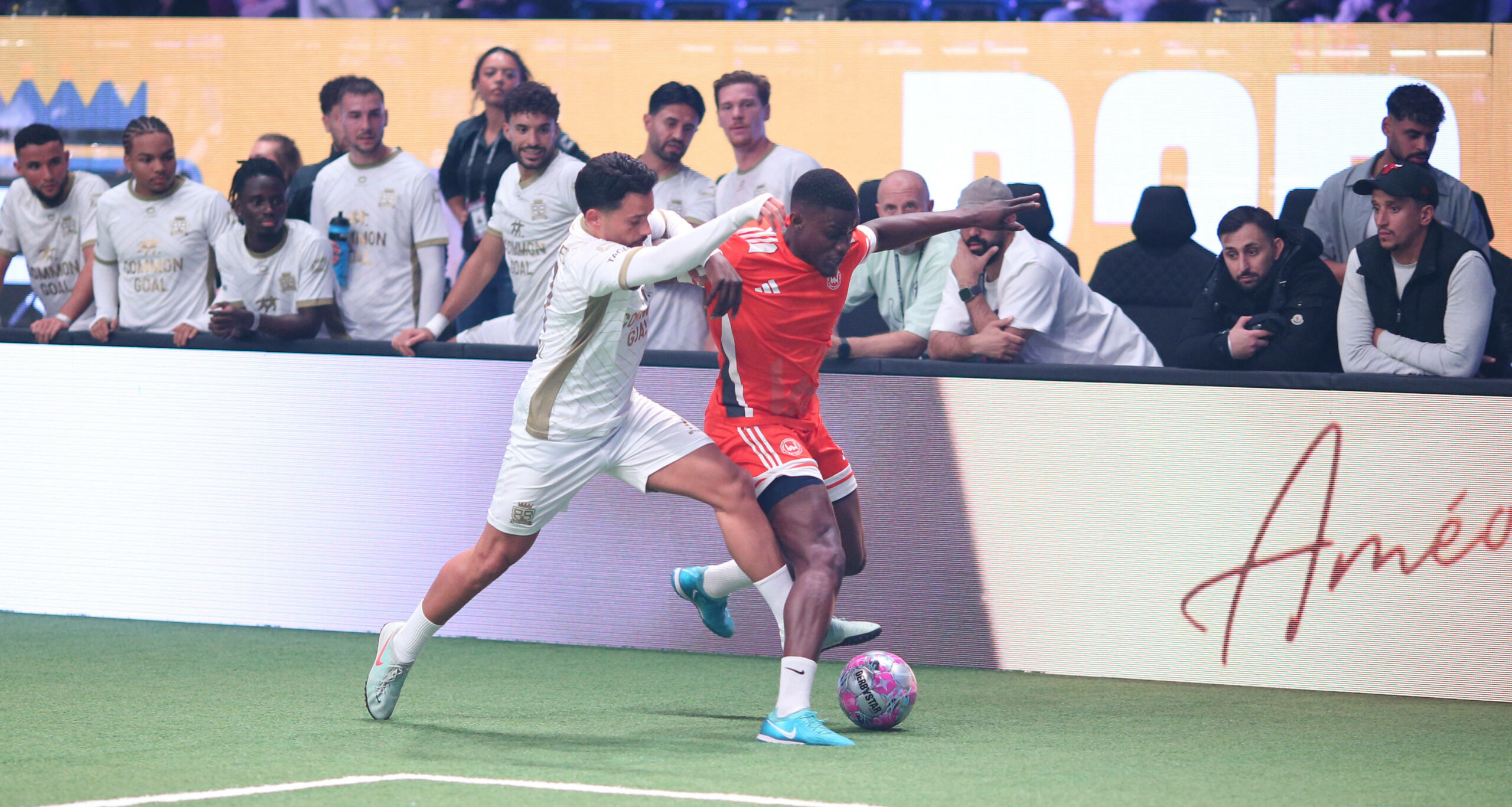 Michael Korbert schirmt bei einem Spiel der Icon League den Ball ab