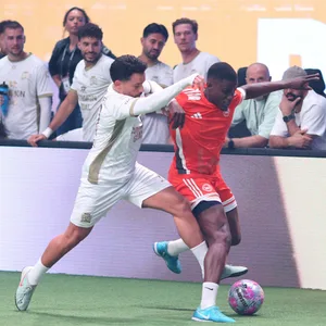 Michael Korbert schirmt bei einem Spiel der Icon League den Ball ab