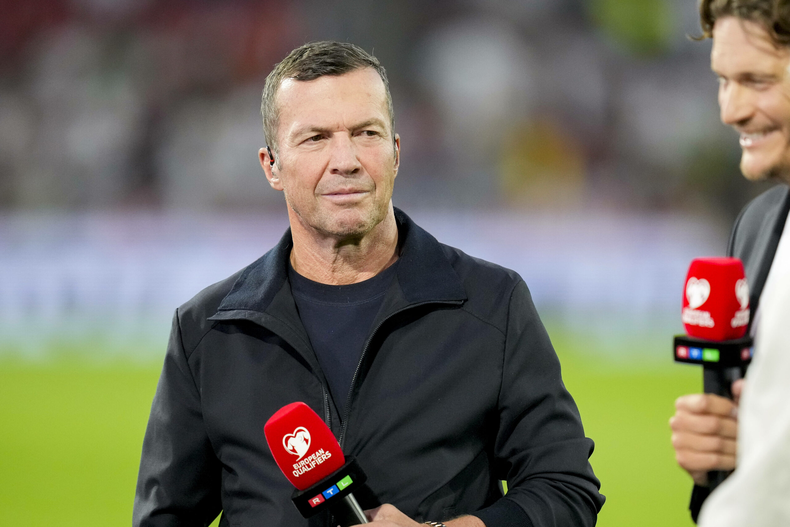 Lothar Matthäus mit RTL-Mikrofon vor dem Quali-Spiel in Nordirland