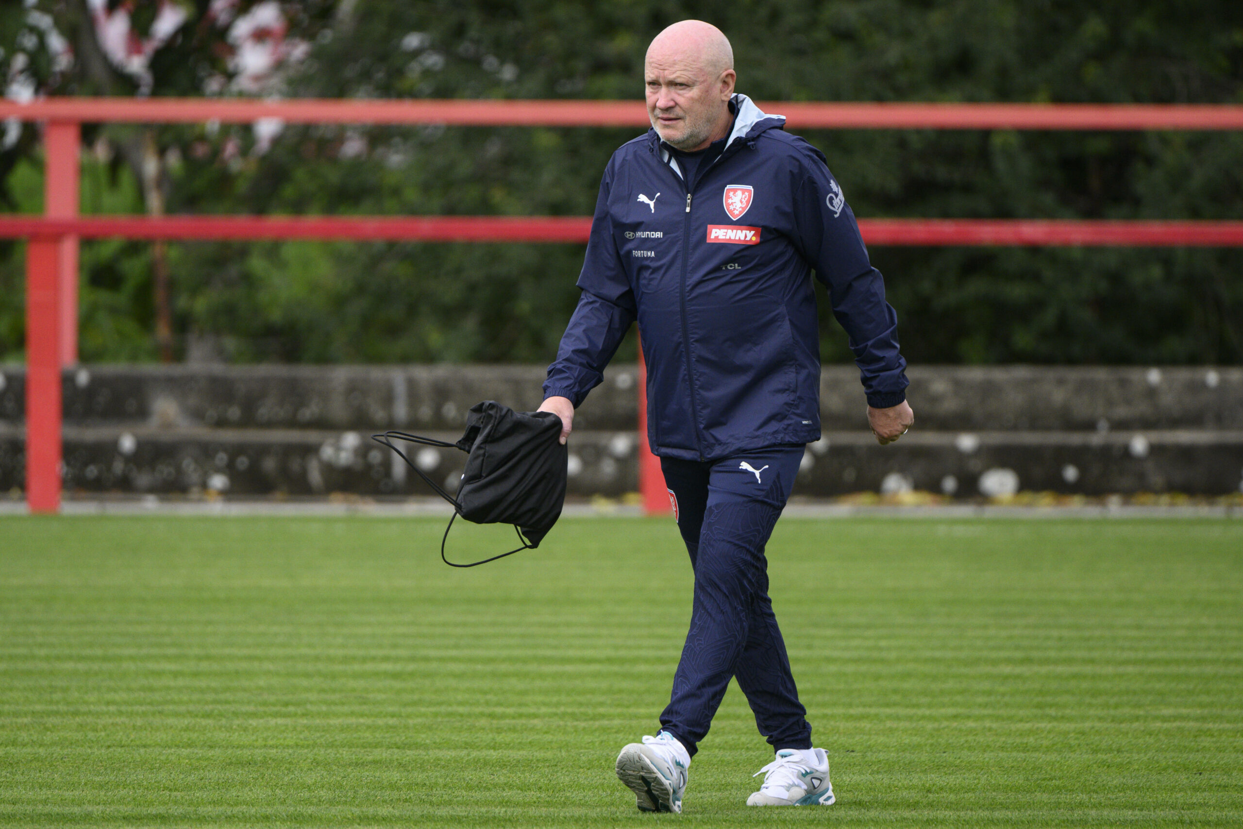 Tschechiens entlassener Nationaltrainer, noch in Trainingsanzug auf dem Trainingsplatz