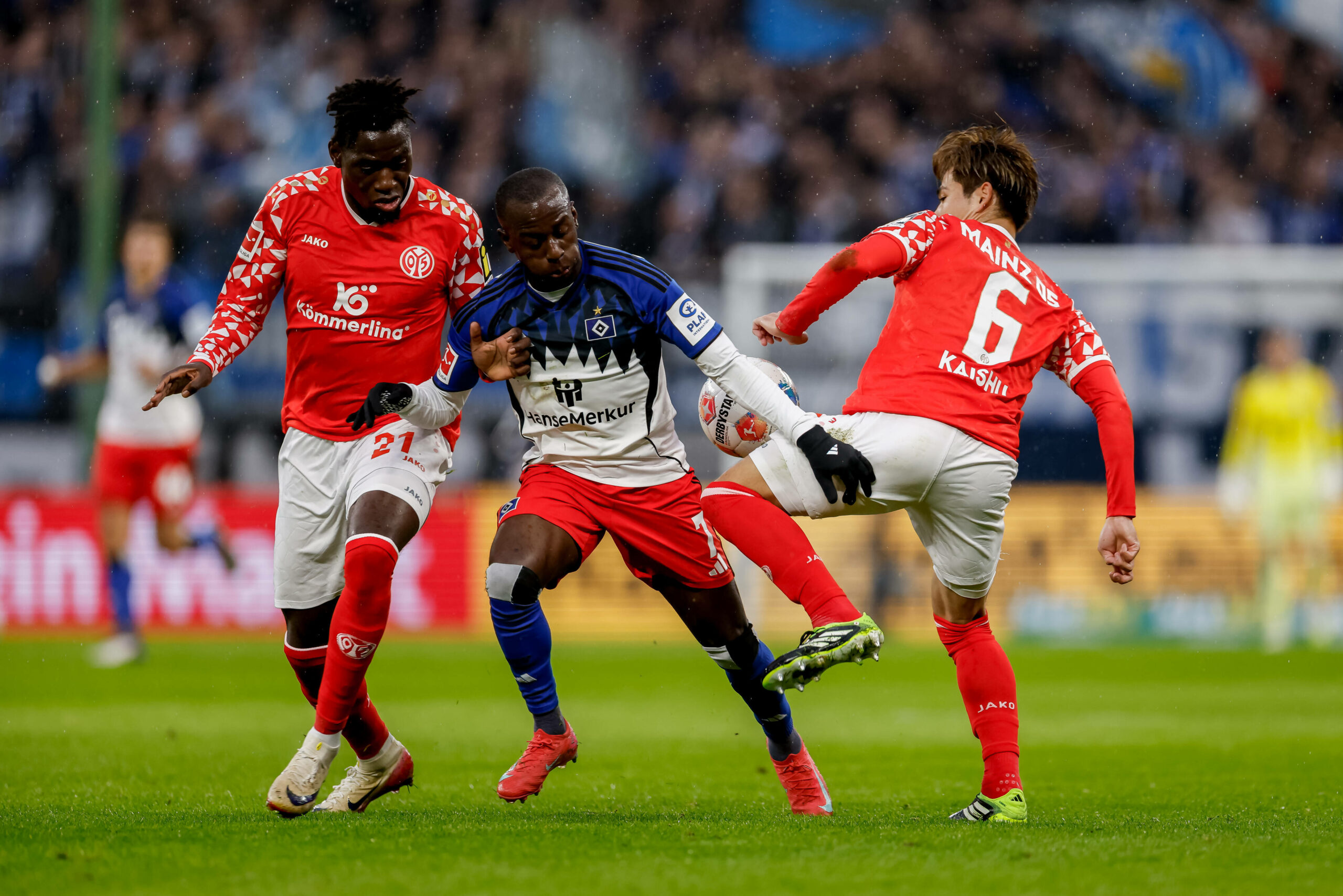 Danny da Costa, Jean-Luc Dompé und Kaishu Sano kämpfen um den Ball